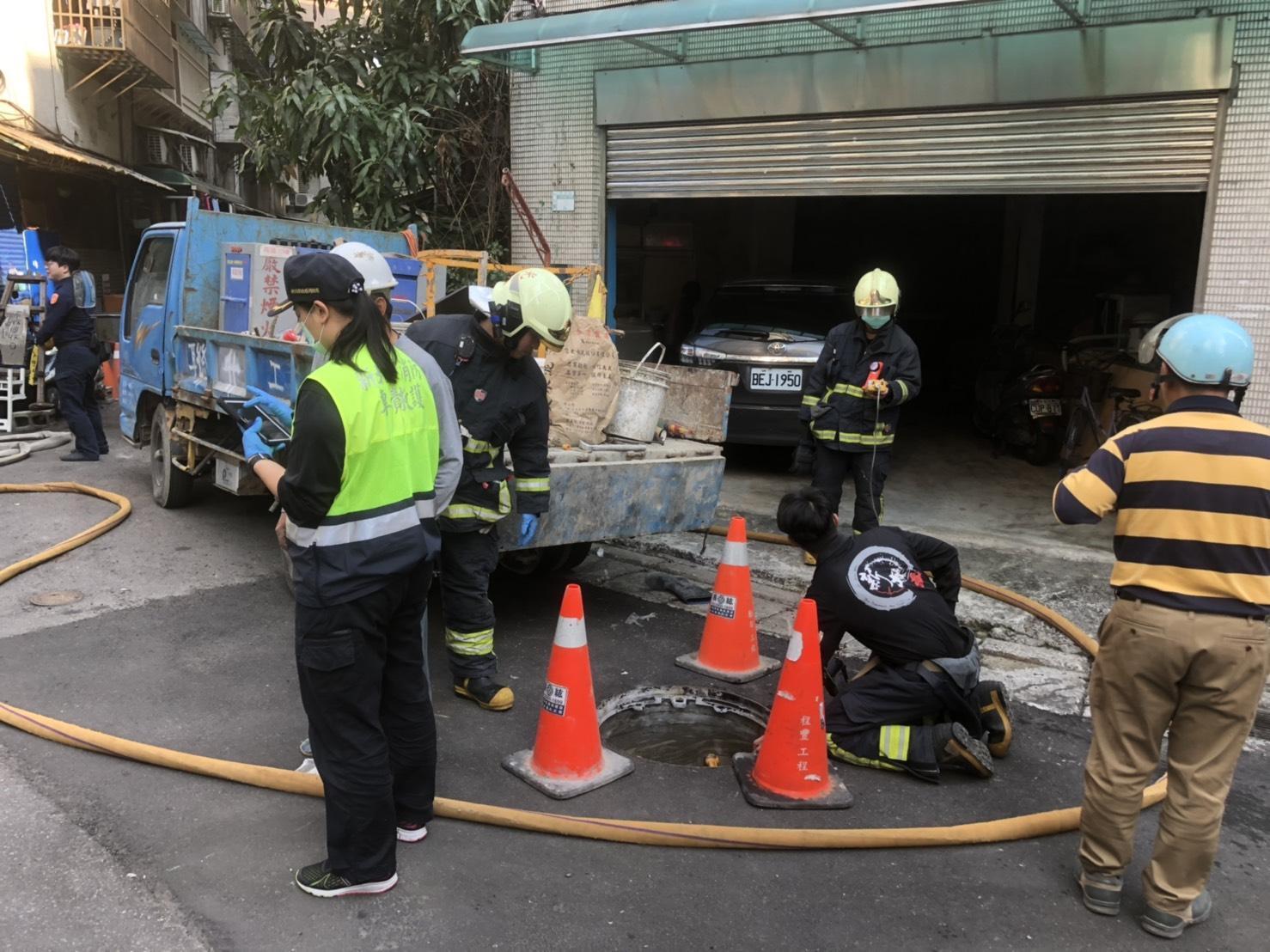 中和區國光街一處巷弄進行下水道工程時，發生爆炸意外。（翻攝畫面）