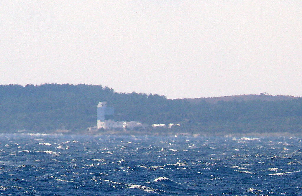 1950年代，日本政府展開對馬毛島的農業開發。該島人口最多曾達528人，但後來漸漸流失。1980年，馬毛島最後一位居民遷出後，便再度成為無人島。圖為2010年島上人造建築物景況。（翻攝自維基百科）