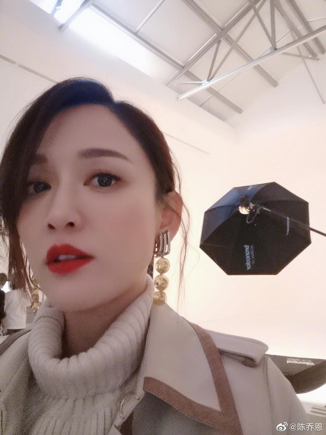 曾傳《勝女的代價》籌拍續集時，陳喬恩因價碼開太高而被換下，只有客串的份，她不滿被製作該劇的「明道工作室」換角，也和好友明道鬧失和。（翻攝自陳喬恩微博）