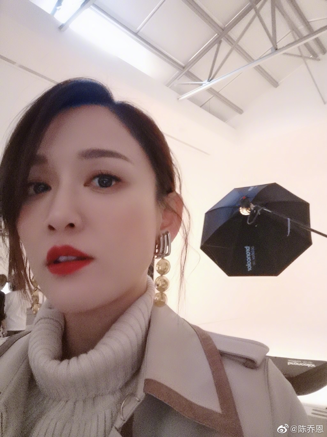 曾傳《勝女的代價》籌拍續集時,陳喬恩因價碼開太高而被換下,只有客串的份,她不滿被製作該劇的「明道工作室」換角,也和好友明道鬧失和。(翻攝自陳喬恩微博)