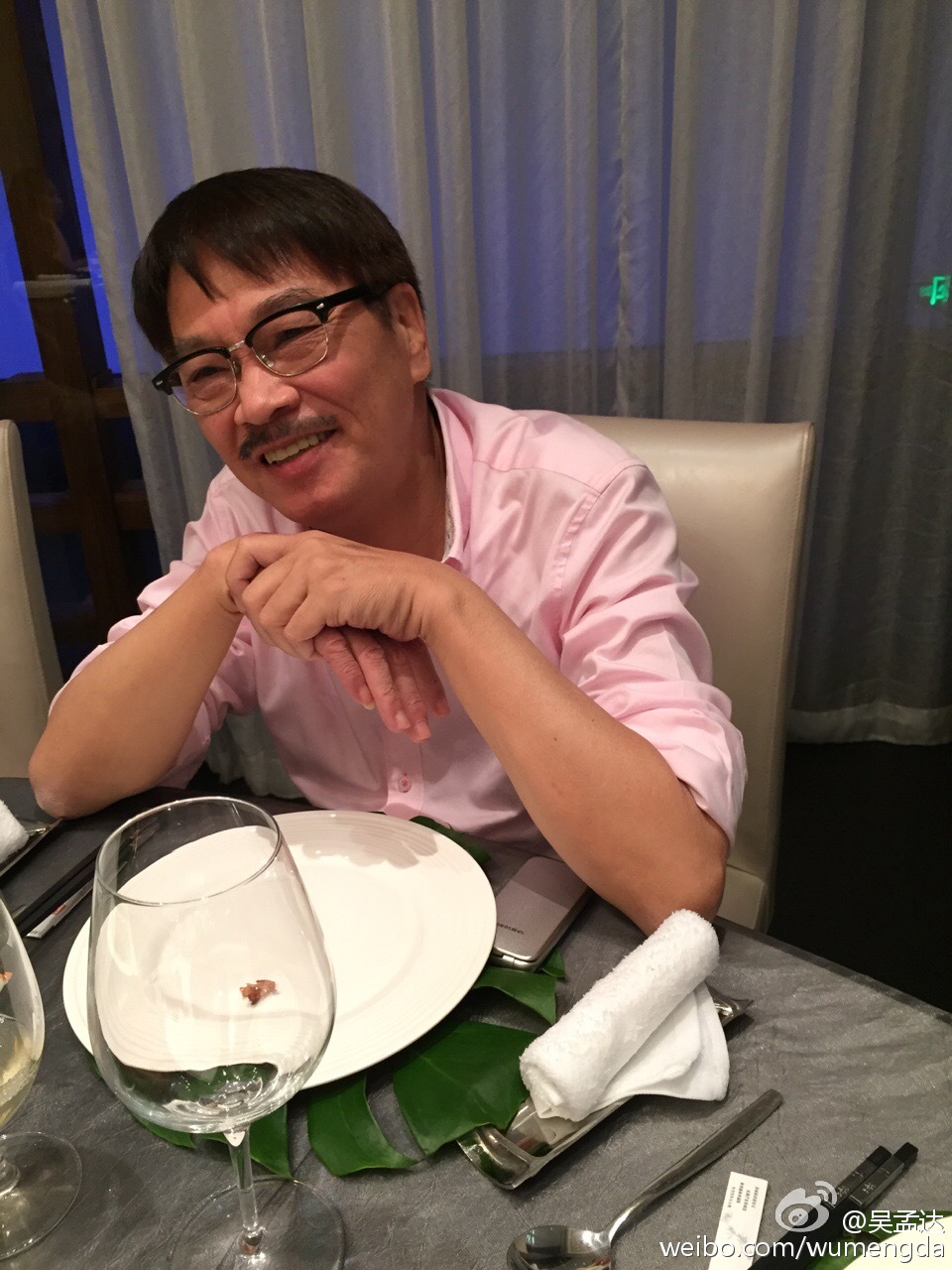 吳孟達和周星馳原本合作無間,為接演《功夫》而推辭其他片,最後卻被換角,雙方從此翻臉。(翻攝自吳孟達微博)