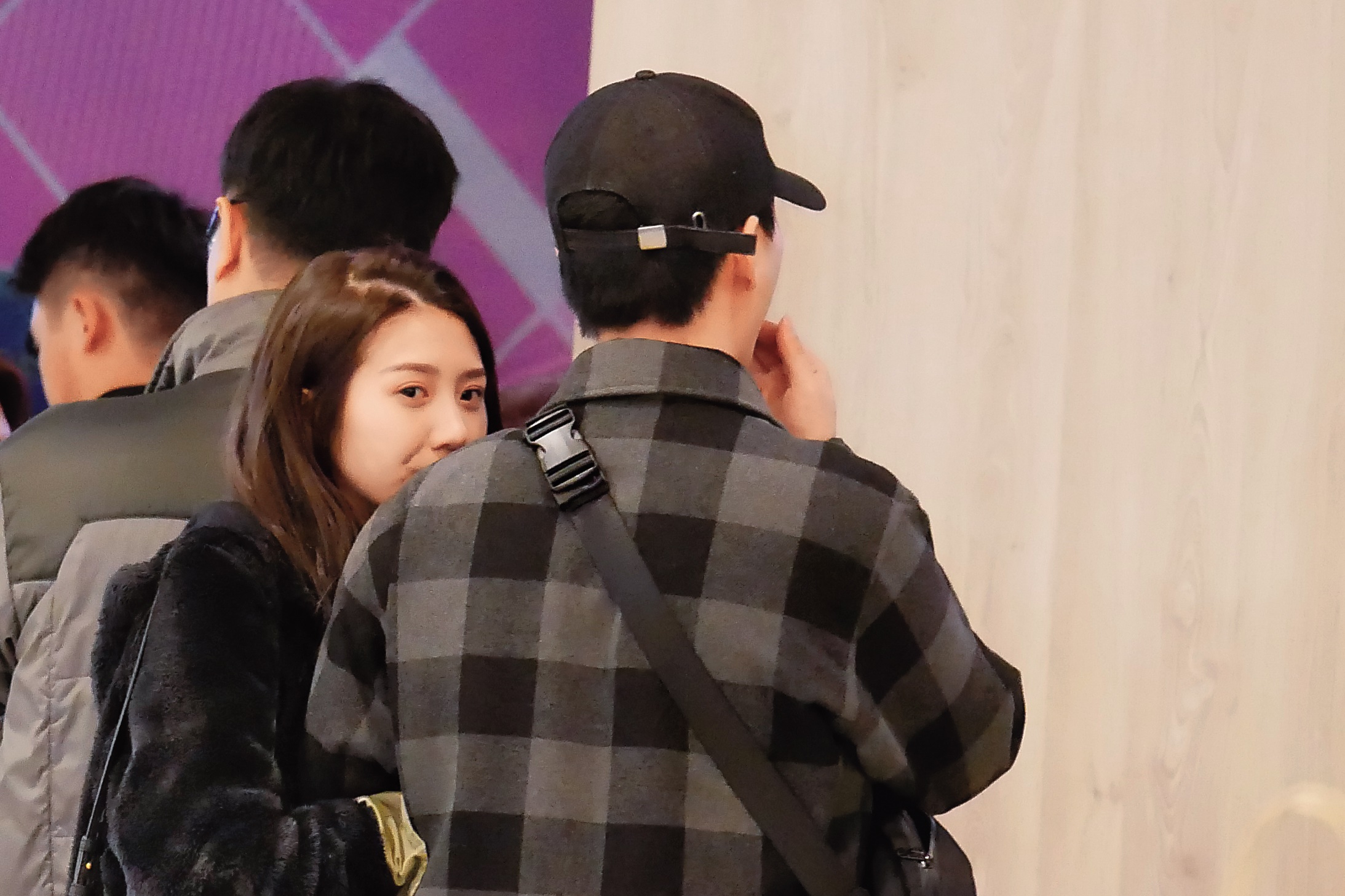 12月1日22：10四葉草上完廁所後，蹦蹦跳跳奔向子閎懷裡，更放送甜笑撒嬌。