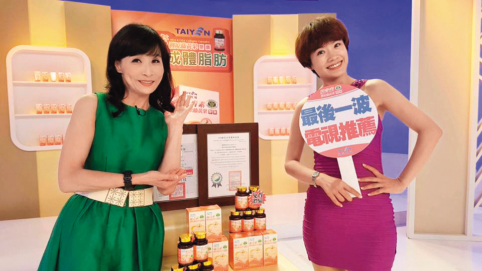 命運多舛的馬妞（左），轉型為購物台專家後努力賺錢。（翻攝自馬妞報報臉書）