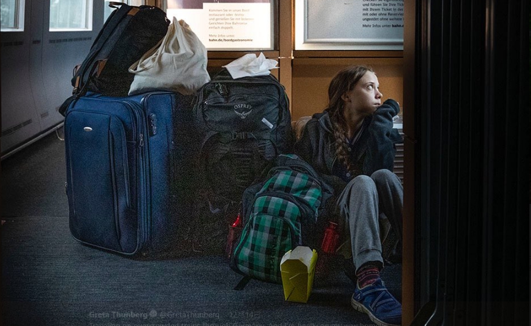 環保少女桑柏格日前在推特上發布一張在火車上席地而坐的照片，再度引發話題。（翻攝自Greta Thunberg twitter）