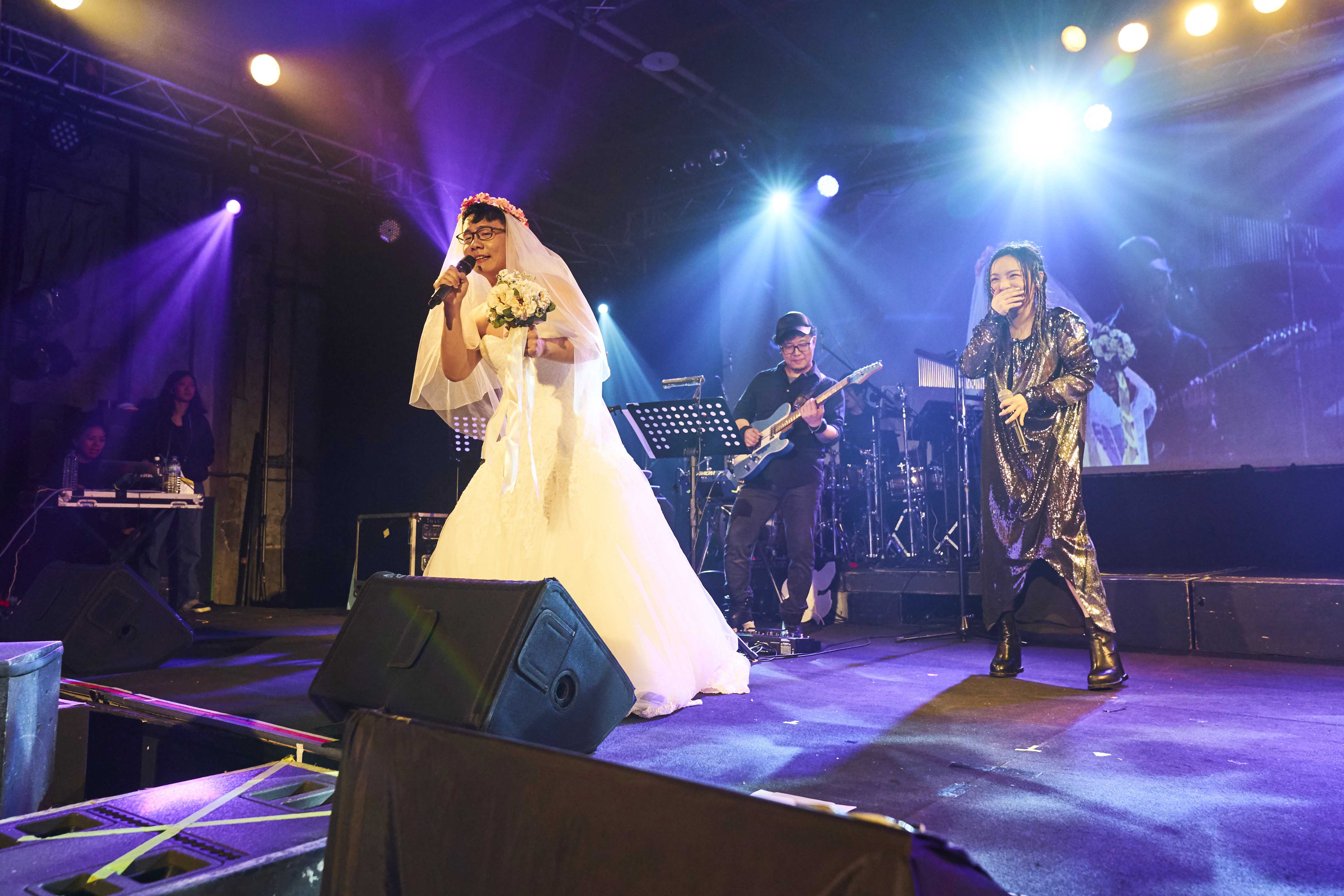 徐佳瑩被網紅阿翰逗得大樂。（亞神音樂提供）