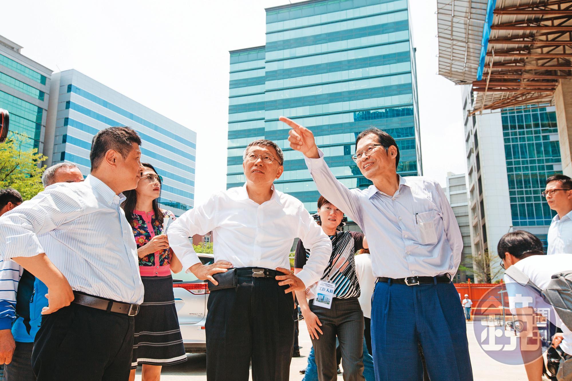 台北市長柯文哲(前中)上任後,首個BOT案「內科之心」就是由許崑泰(前右)拿下,雙方已非第1次合作。