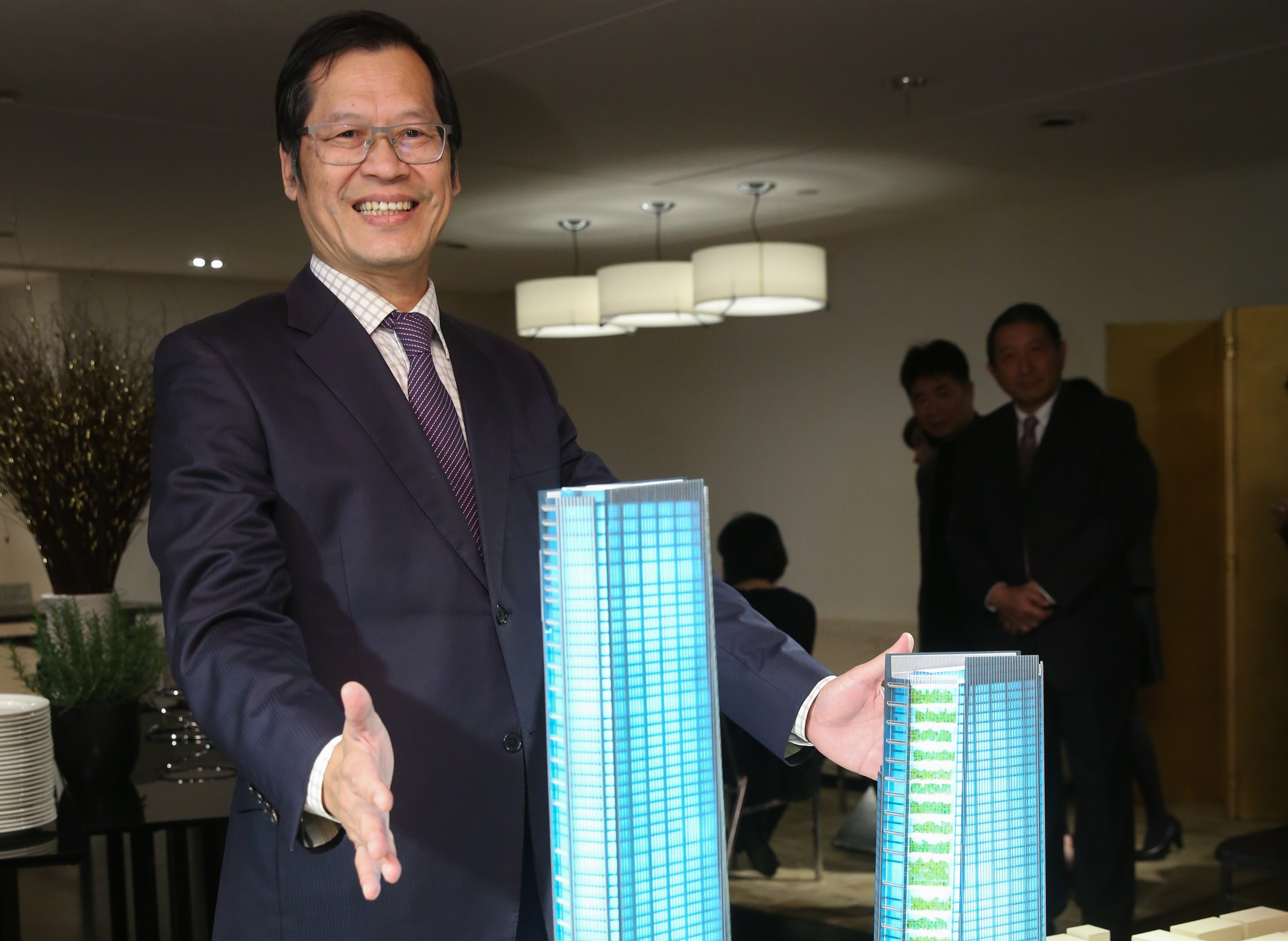 為興建雙子星大樓，許崑泰不惜賣股賣地籌資，他說是「連自己也押上去了」。