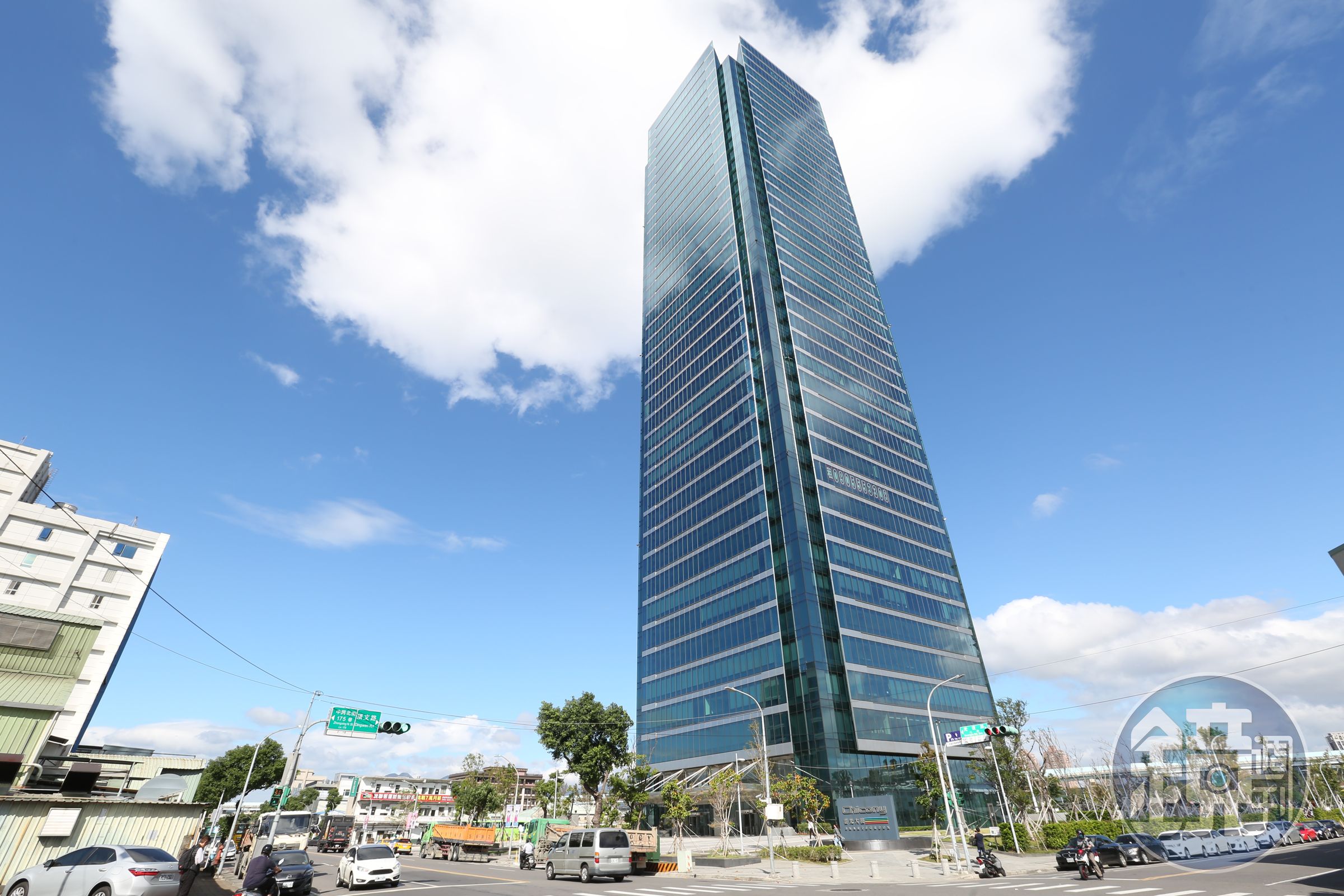 群光電子位於三重的總部大樓，就如同許崑泰旗下各事業建築般，也是自行找地、自行規劃興建。