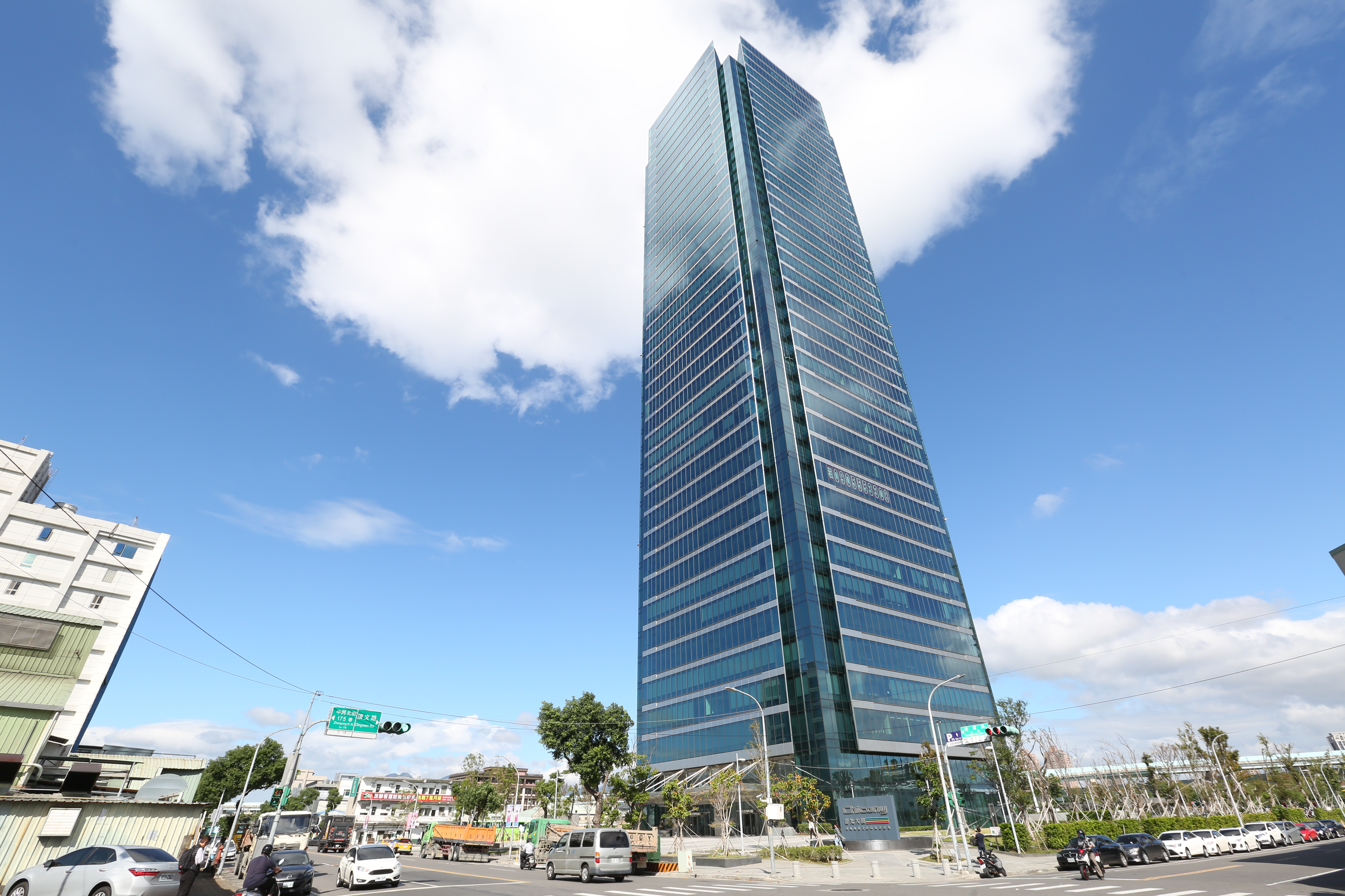 群光電子位於三重的總部大樓，就如同許崑泰旗下各事業建築般，也是自行找地、自行規劃興建。