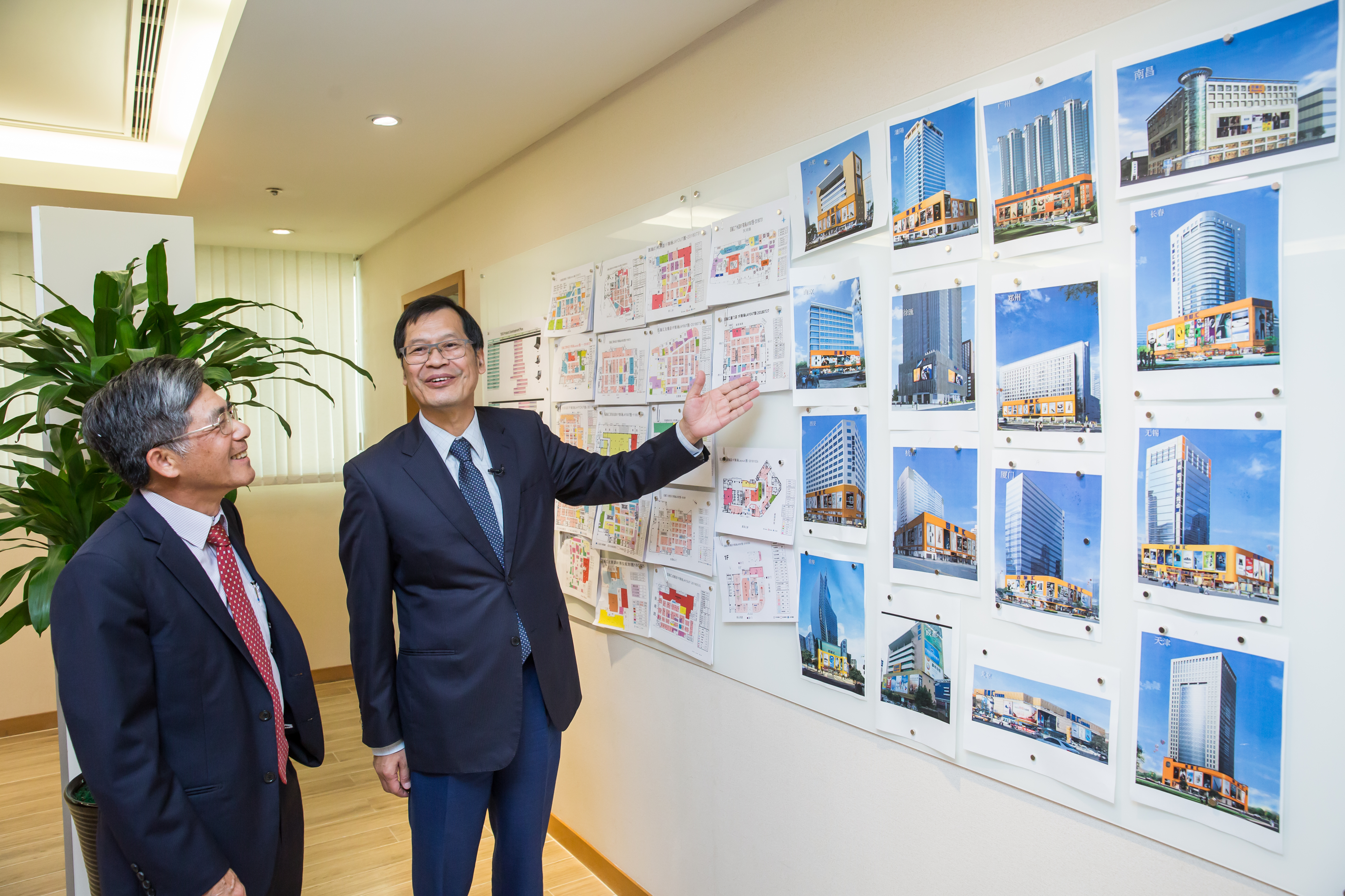 許崑泰經營不動產只看長期獲利，即便在武漢的群光廣場價值已翻漲近20倍，仍堅持自己經營，不打算出售。