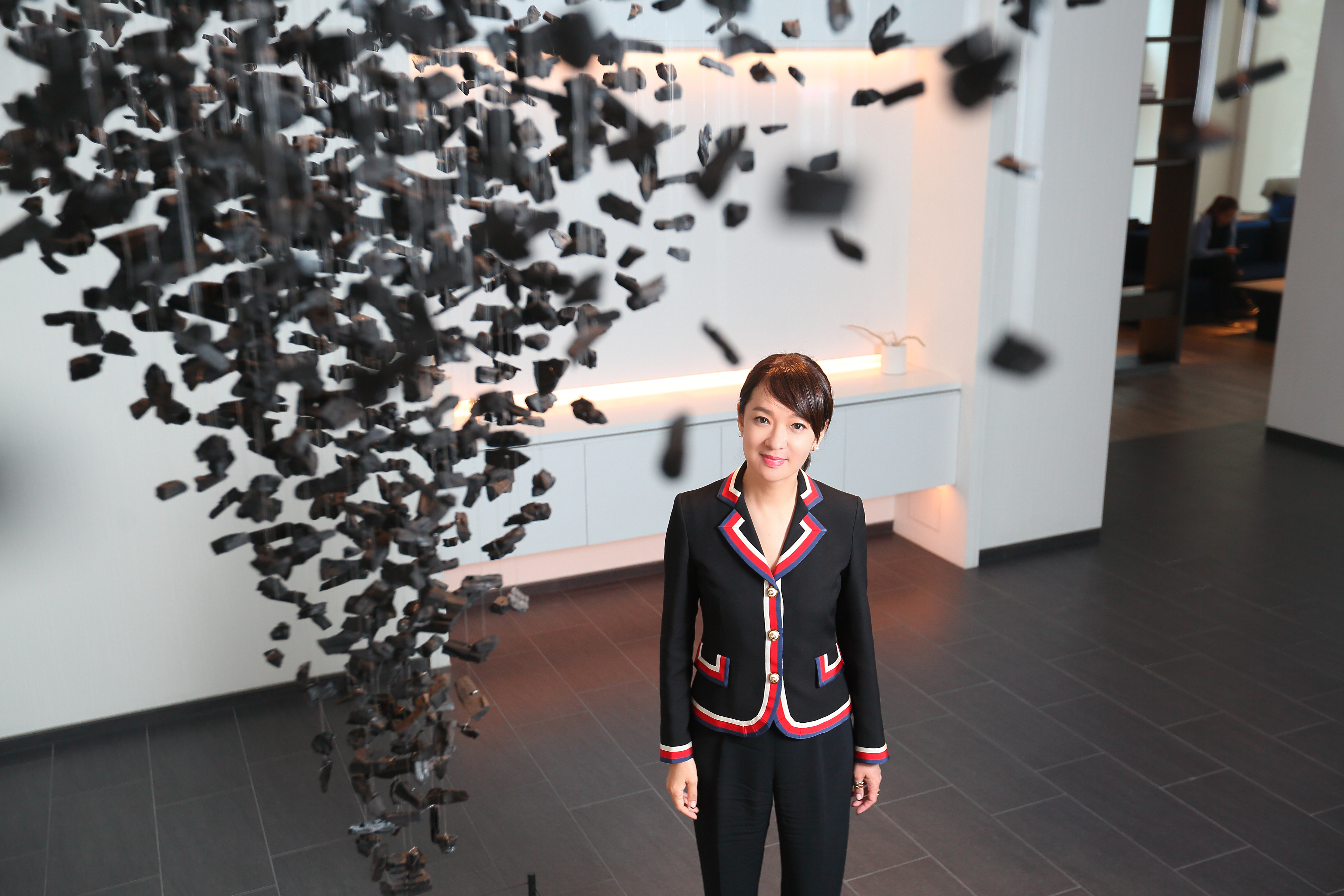 不僅要當飯店女王，賴英里也接掌騰達。