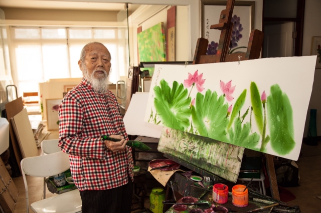 台灣畫荷大師張杰的人生態度相當樂觀,一生創作題材眾多,最出名的就是荷花。(文化部提供)