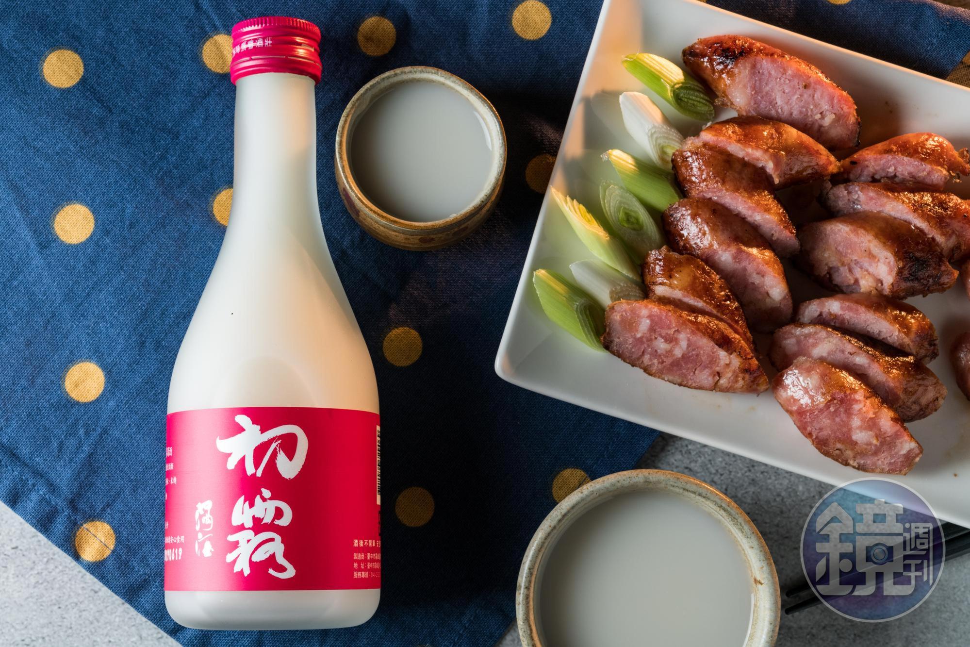 台中霧峰農會酒莊出品、酒精濃度低的「初霧 濁酒」(左,360元/瓶),保留香米酒粕,甜滋滋,可以巧搭「酒粕香腸」(右,279元/包)。