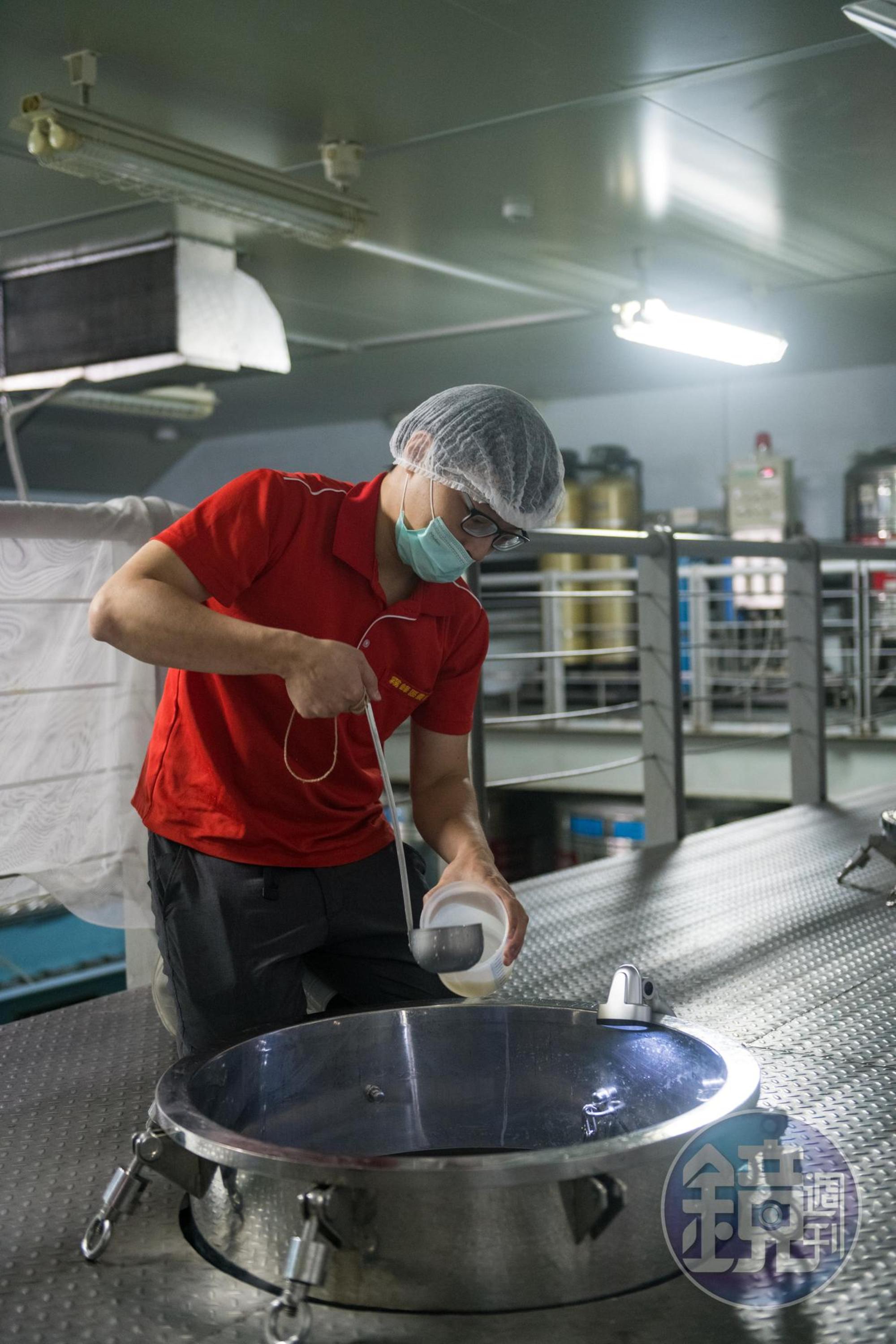 每日會對酒液進行眼觀、嗅聞和取樣。