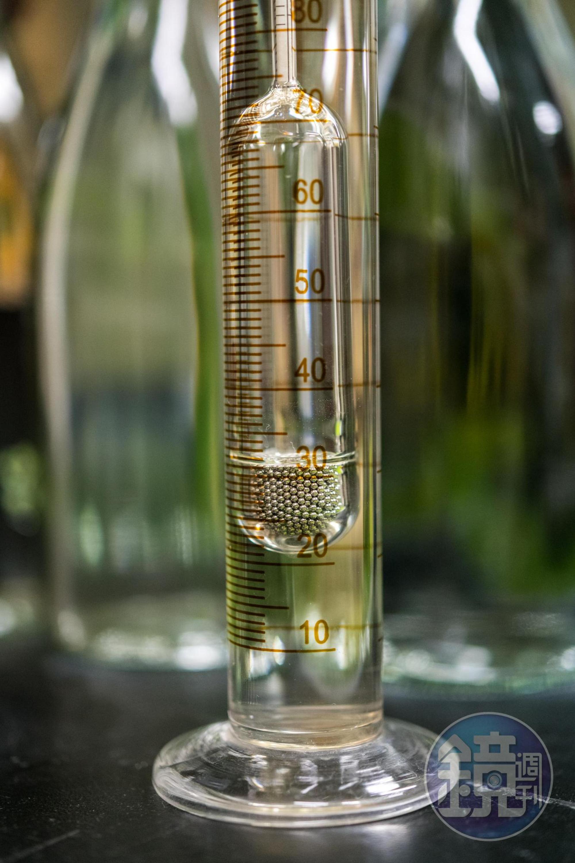 吟釀以日本酒度計測量,判斷酒液中的糖分多寡,作為調整辛口或甘口的參考。
