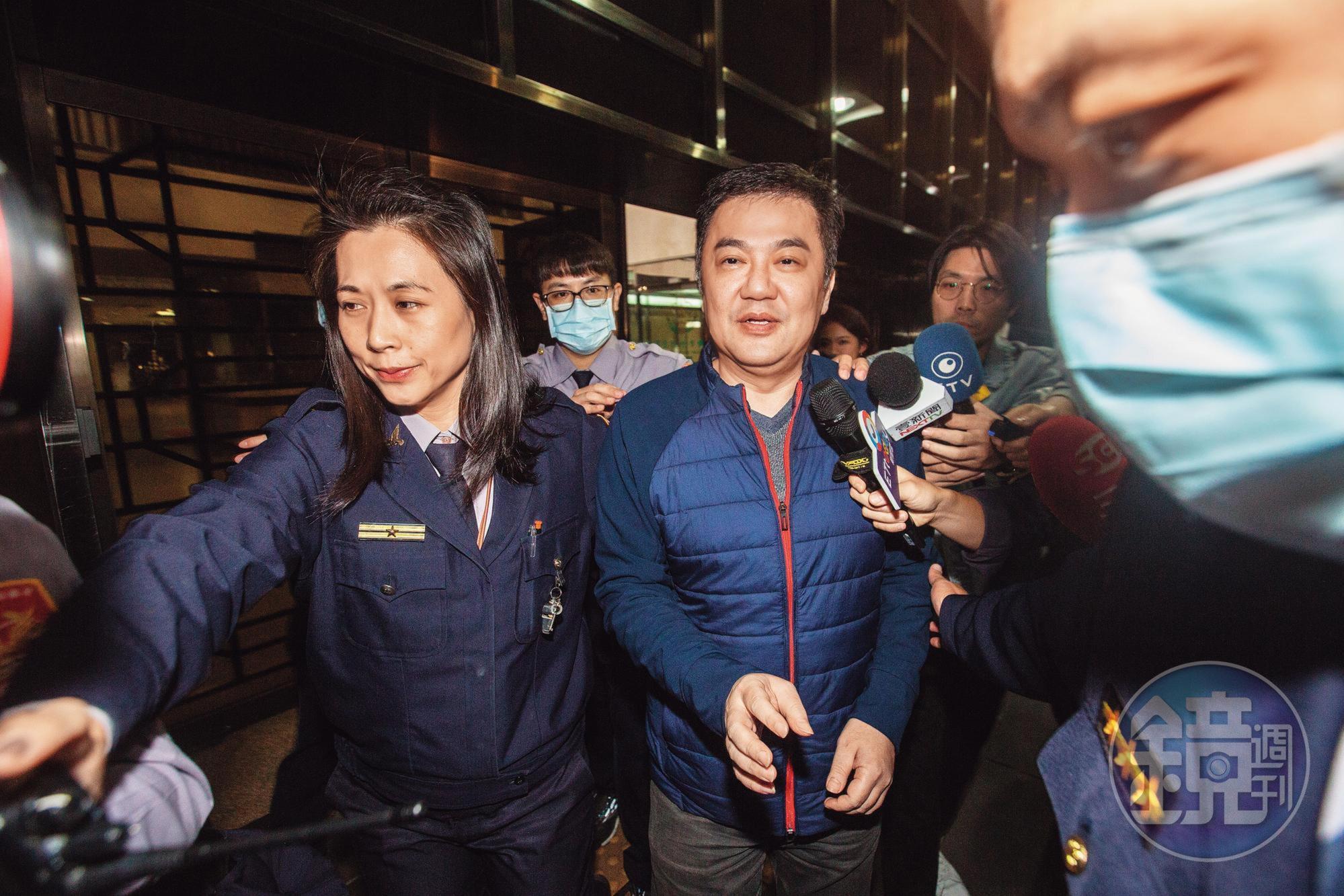 遠航無預警停飛又申請復飛引起關注,台北地檢署在本月13日將董事長張綱維約談後限制出境,可能與他涉嫌掏空遠航22億元證據浮現有關。