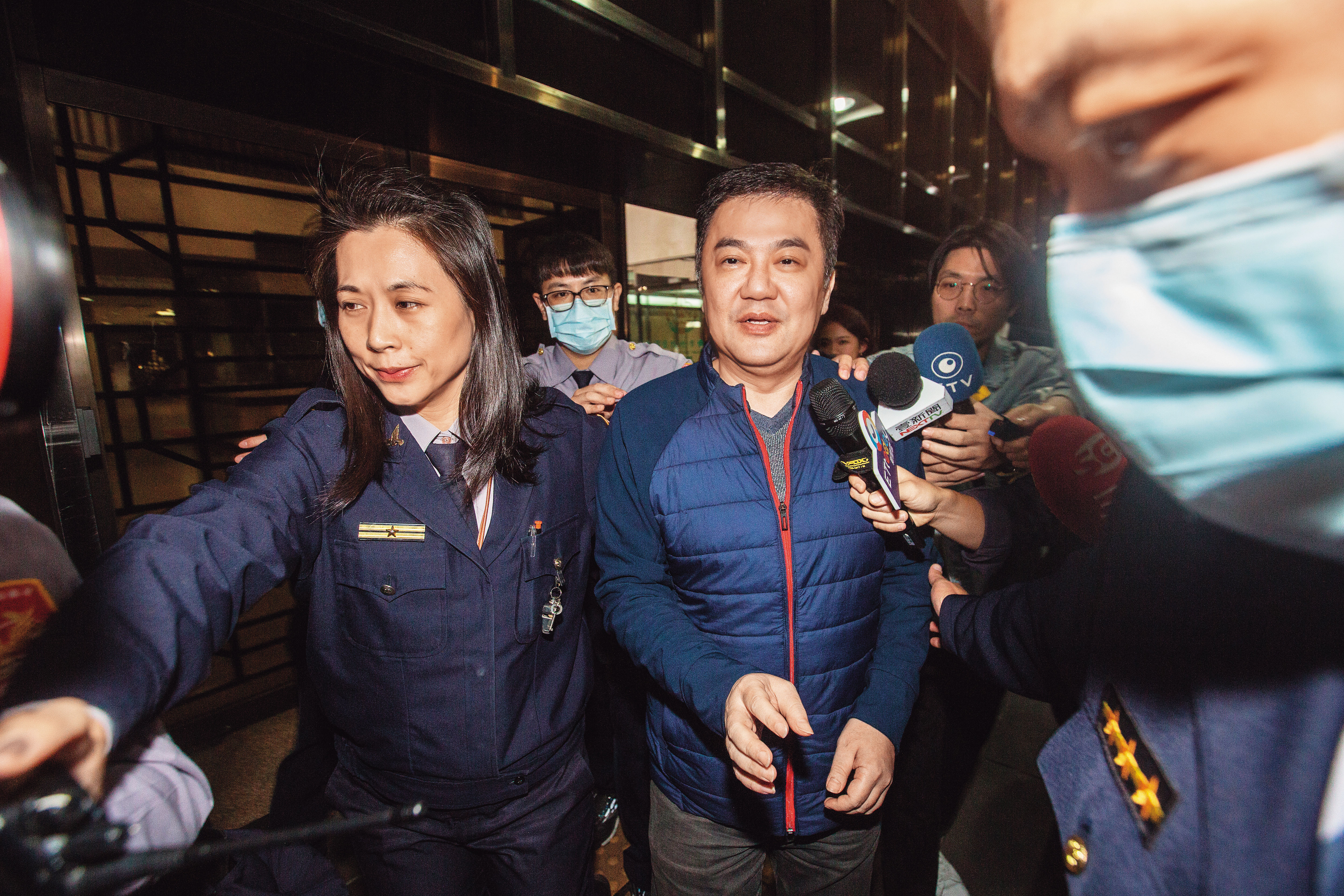 遠航無預警停飛又申請復飛引起關注,台北地檢署在本月13日將董事長張綱維約談後限制出境,可能與他涉嫌掏空遠航22億元證據浮現有關。