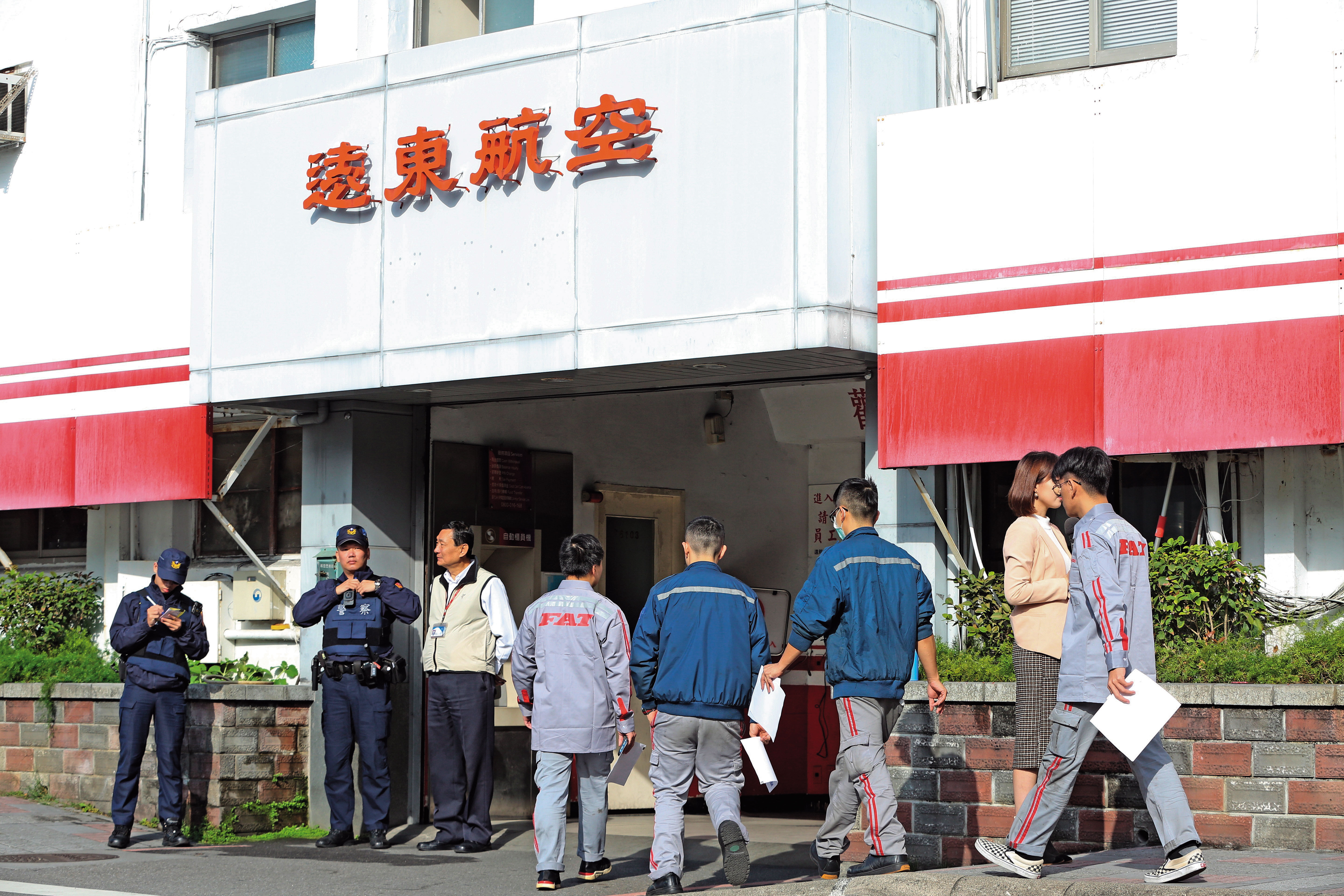 遠航12日突然宣布停飛,董事長張綱維一度失聯,上千名員工措手不及,隔天張綱維卻稱是烏龍,還要員工堅守崗位。