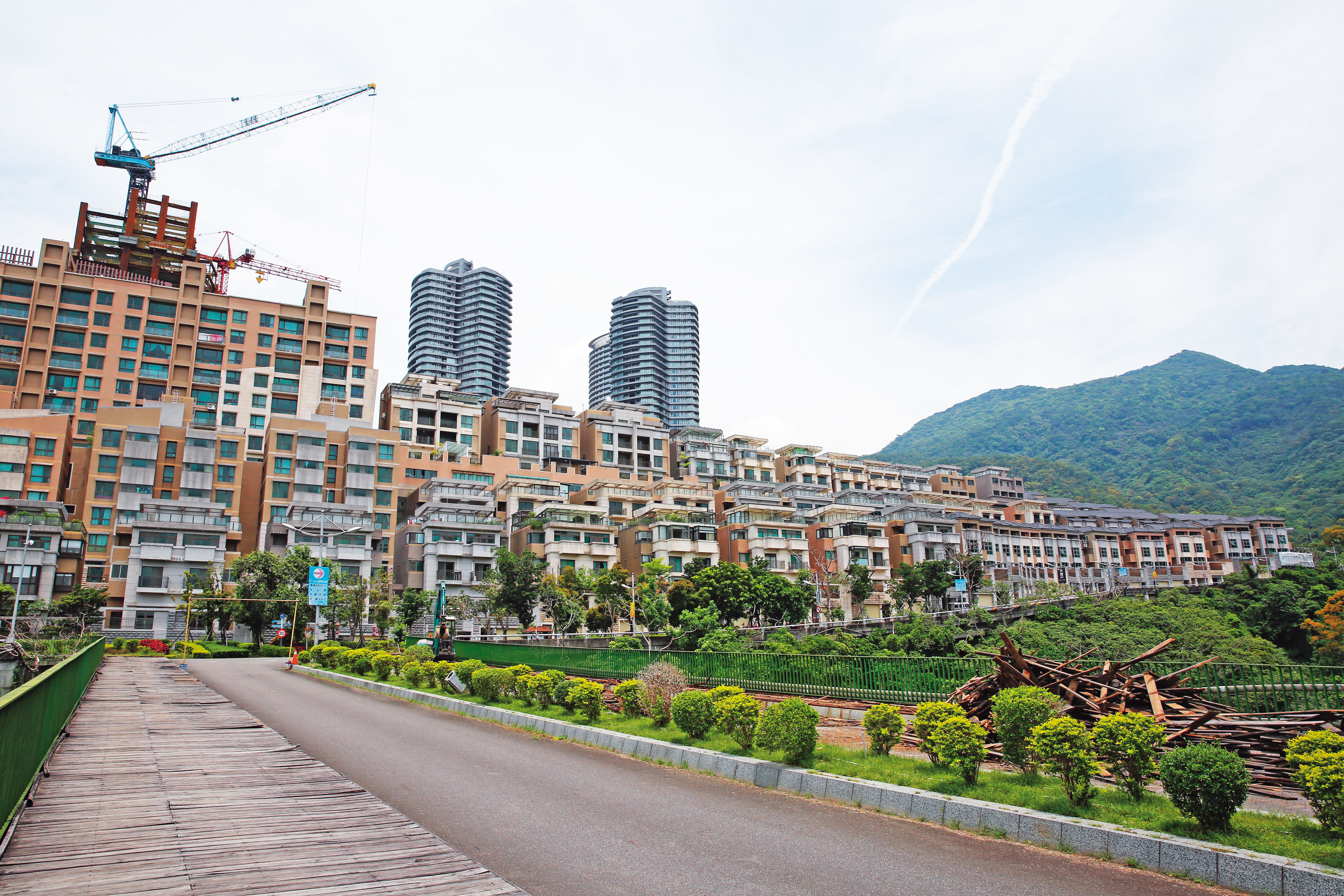 張綱維將淡水小坪頂號稱八卦山的105戶爛尾樓，作價22億元給遠航抵債，藉此應付民航局查帳，其中是否涉及鑑價不實，檢調正在追查。