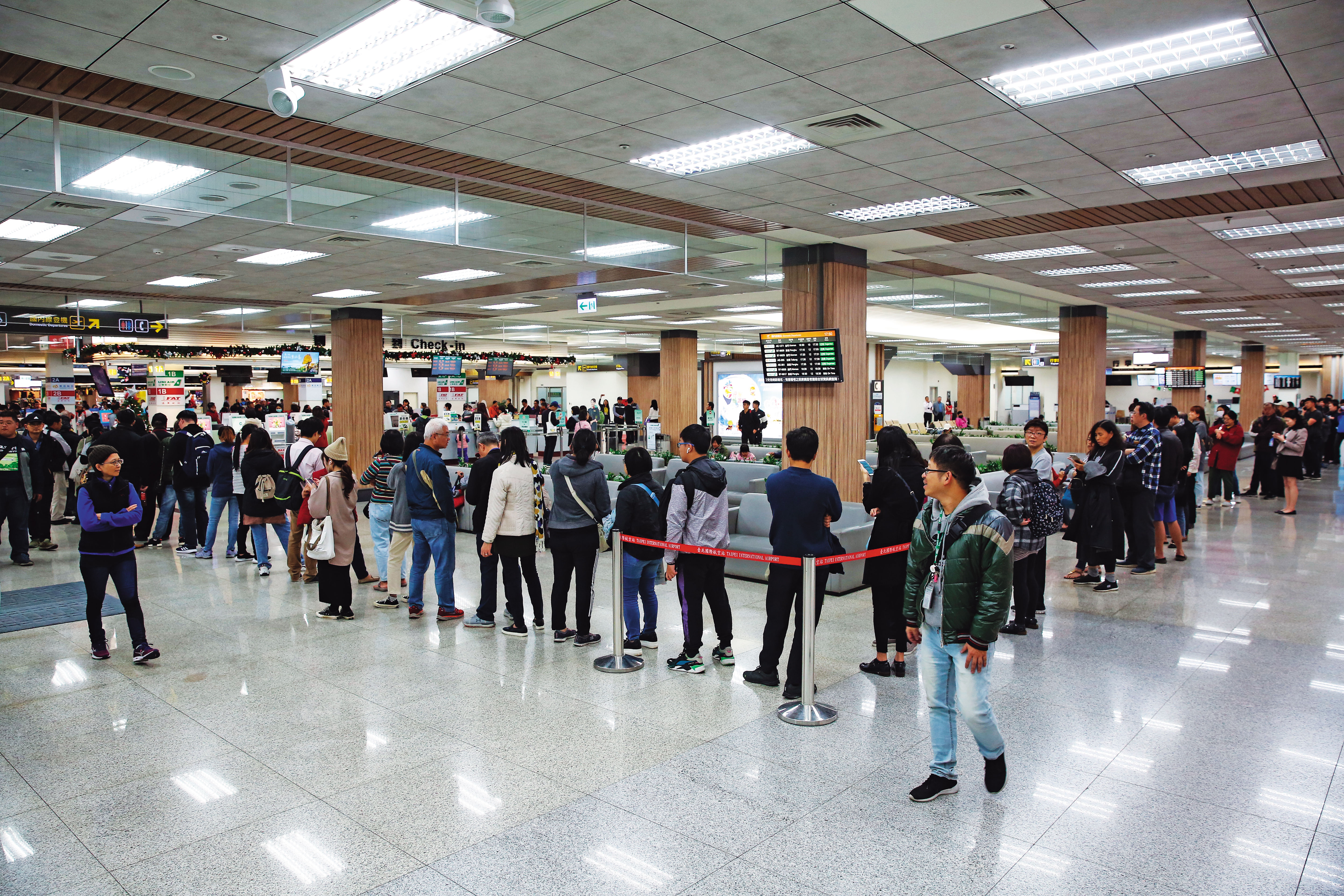 遠航傳出停飛，多架班機取消，松山機場櫃位擠滿退票民眾。