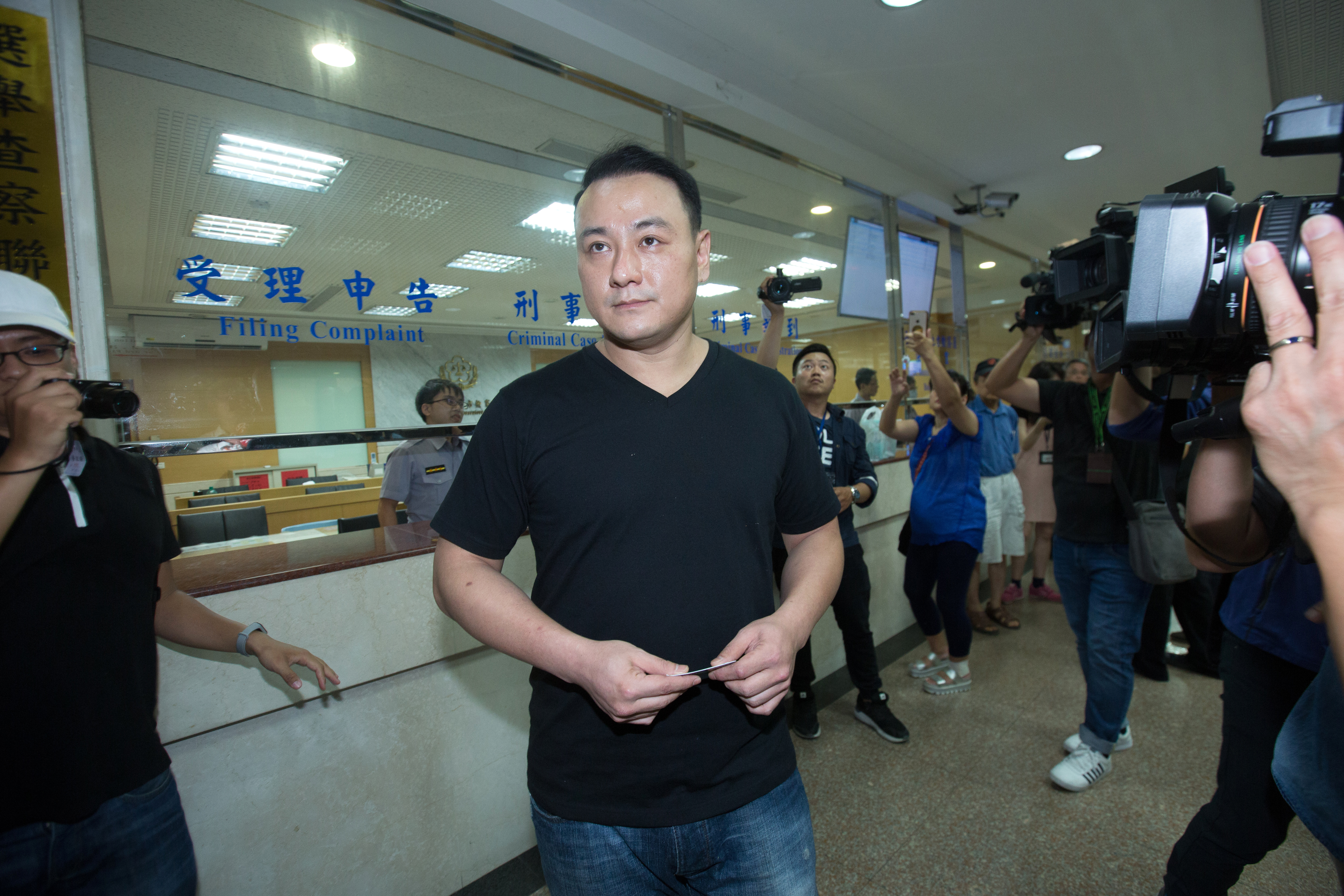 白狼張安樂之子張瑋（圖），涉及以華夏大地旅行社掩護中國統戰人員來台，遭北檢傳喚，他若滯留中國未歸，恐遭通緝。