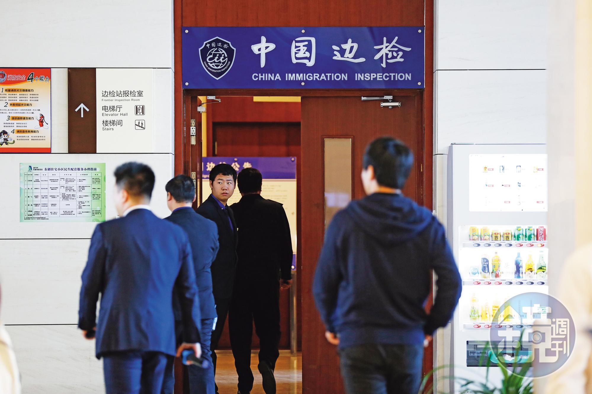中國人士可以「專業交流」名義申請來台，檢警發現張瑋涉嫌裡應外合，以不實名義申請讓對岸統戰人員入境。