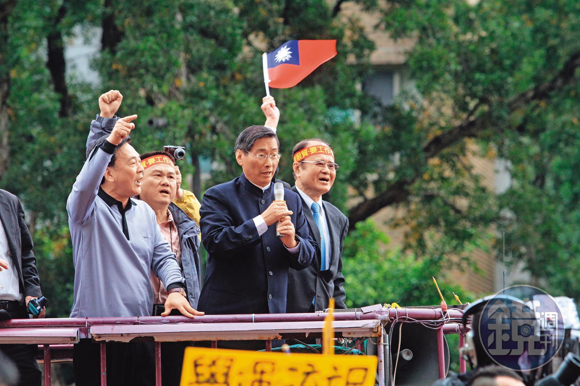 張安樂（右2）、張瑋父子與中國往來密切，並涉及地下匯兌等違法案遭查辦。