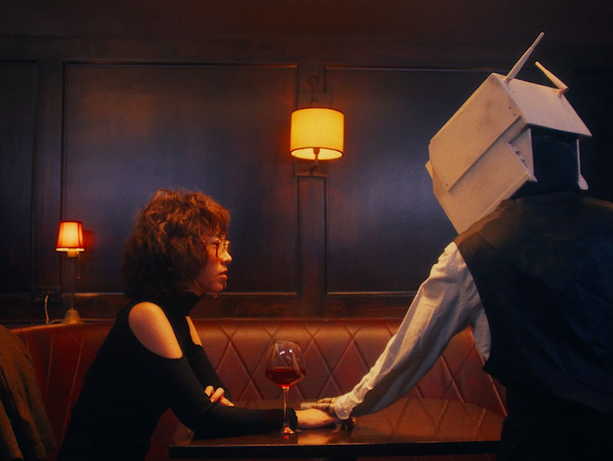 〈我只在乎你〉這首經典情歌可以有什麼畫面，王若琳演出了既復古又新潮的那一味。（索尼音樂提供）