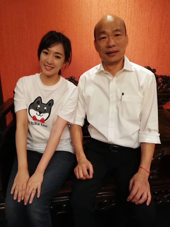 館長直播的對象是韓辦發言人何庭歡（左）。（翻攝自何庭歡臉書）