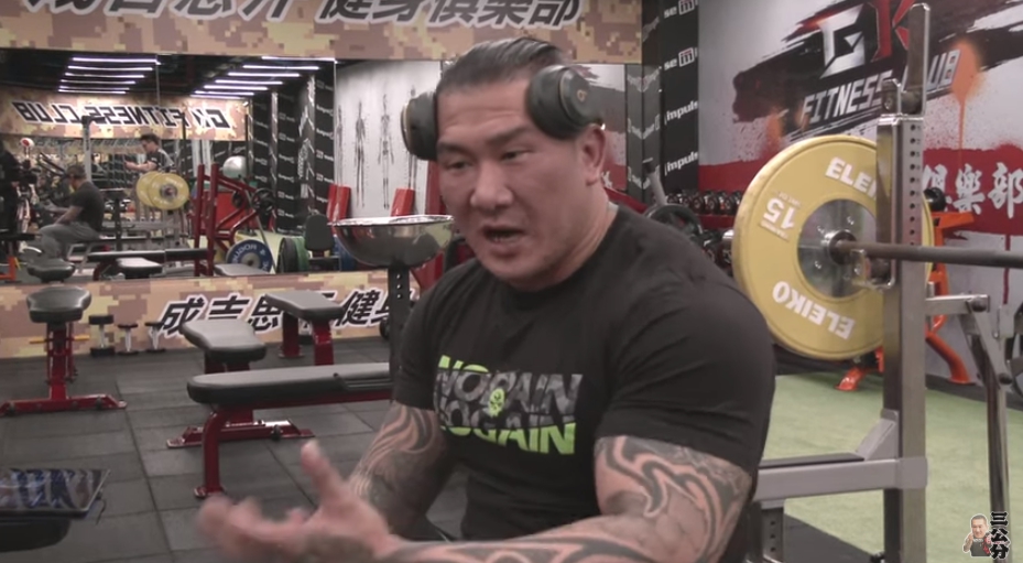 館長在健身直播中澄清，是要與韓辦發言人何庭歡直播，並非韓國瑜本人。（翻攝YouTube頻道館長成吉思汗）