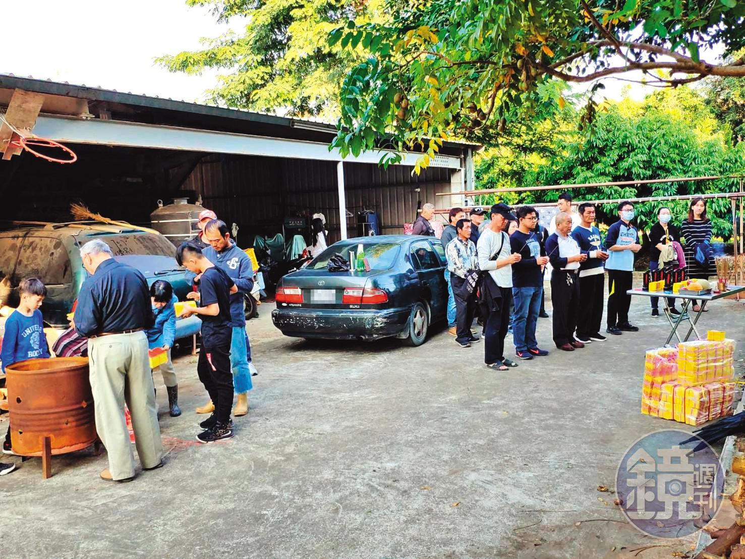真理家族前輩堂遭縱火隔日，死者親屬重回火場招魂。（東森新聞提供）