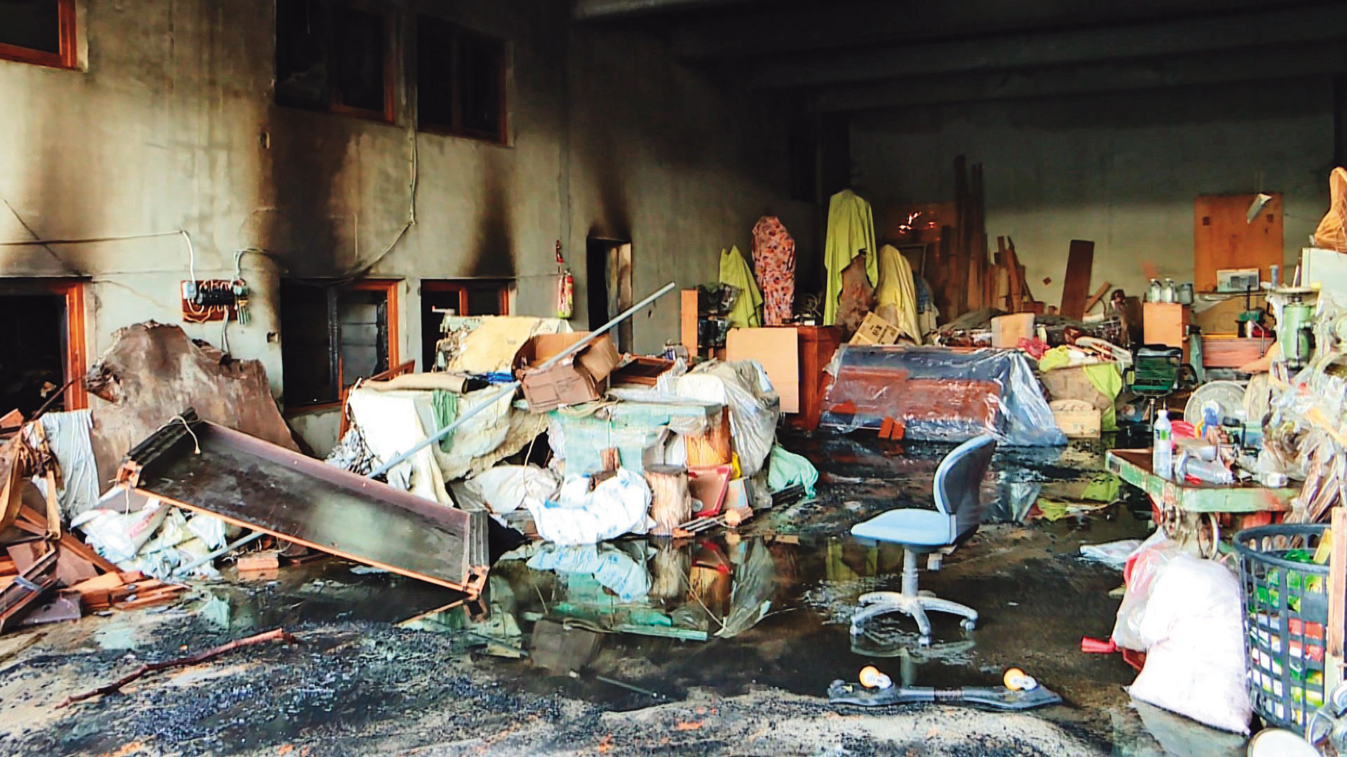 大火被撲滅後隔日，道場內部仍留下遭烈焰焚燒的痕跡。（東森新聞提供）