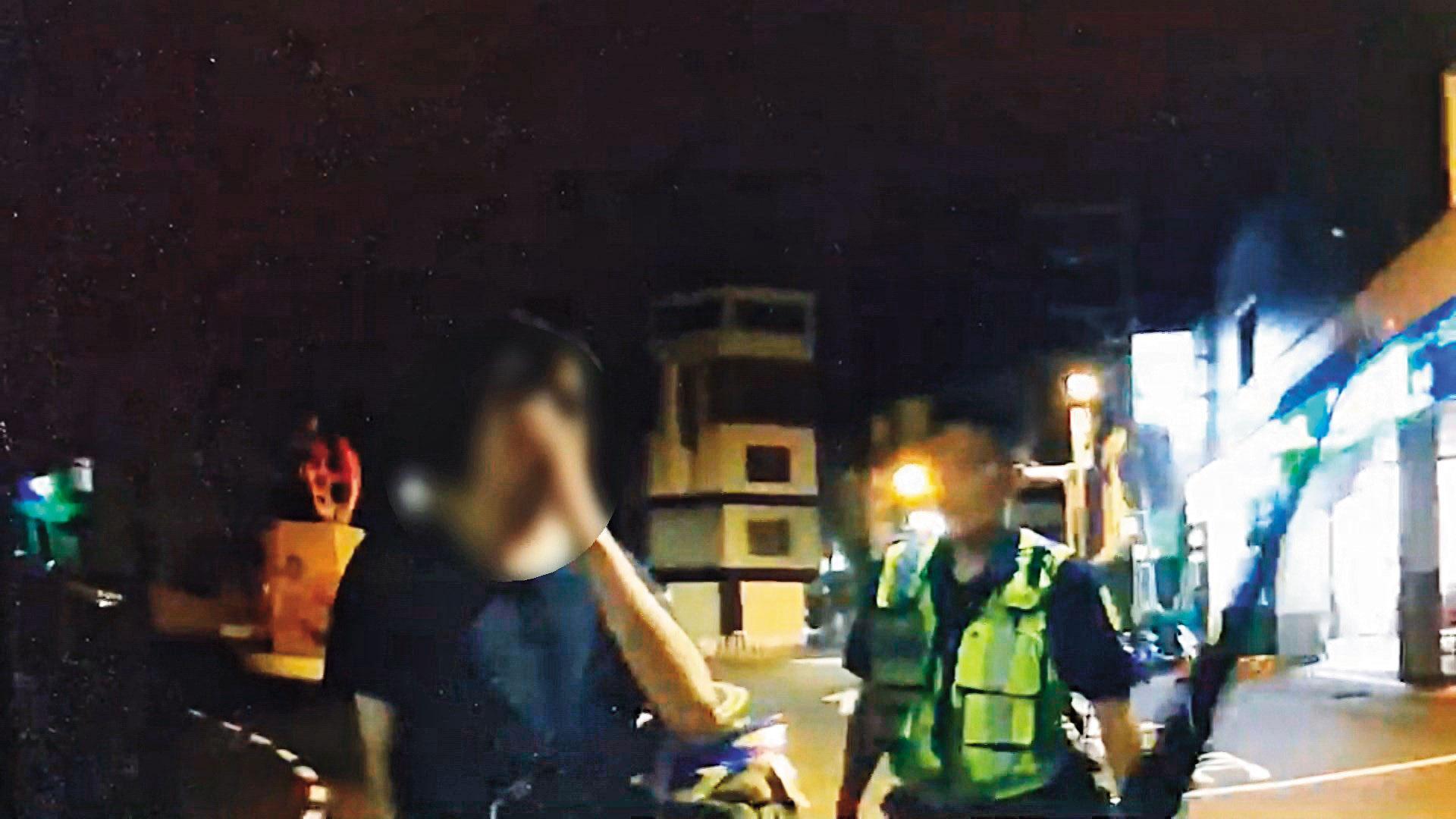 曾男曾因搶奪員警配槍遭逮捕，並依妨害公務罪嫌送辦。（翻攝畫面）