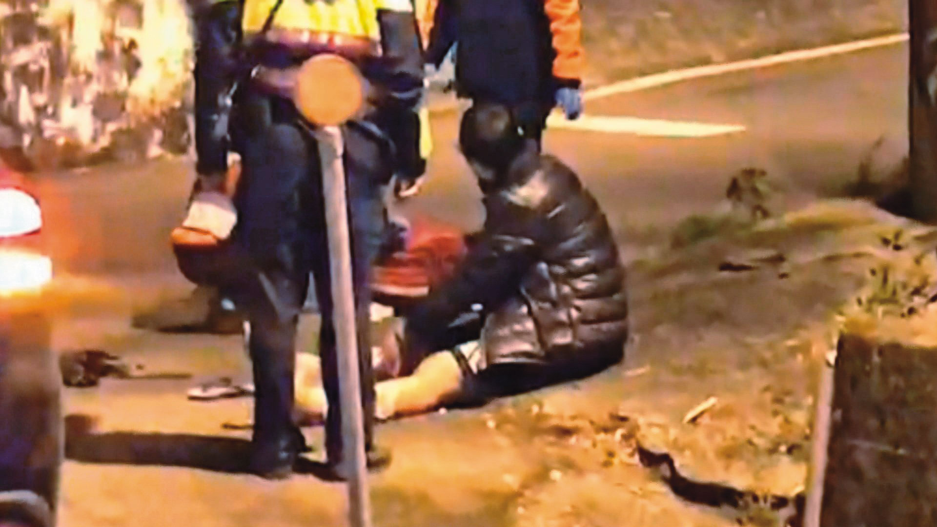 曾男潑汽油縱火卻燒傷雙腳，竟還打電話報警求助，在火場附近被員警逮捕。（東森新聞提供）