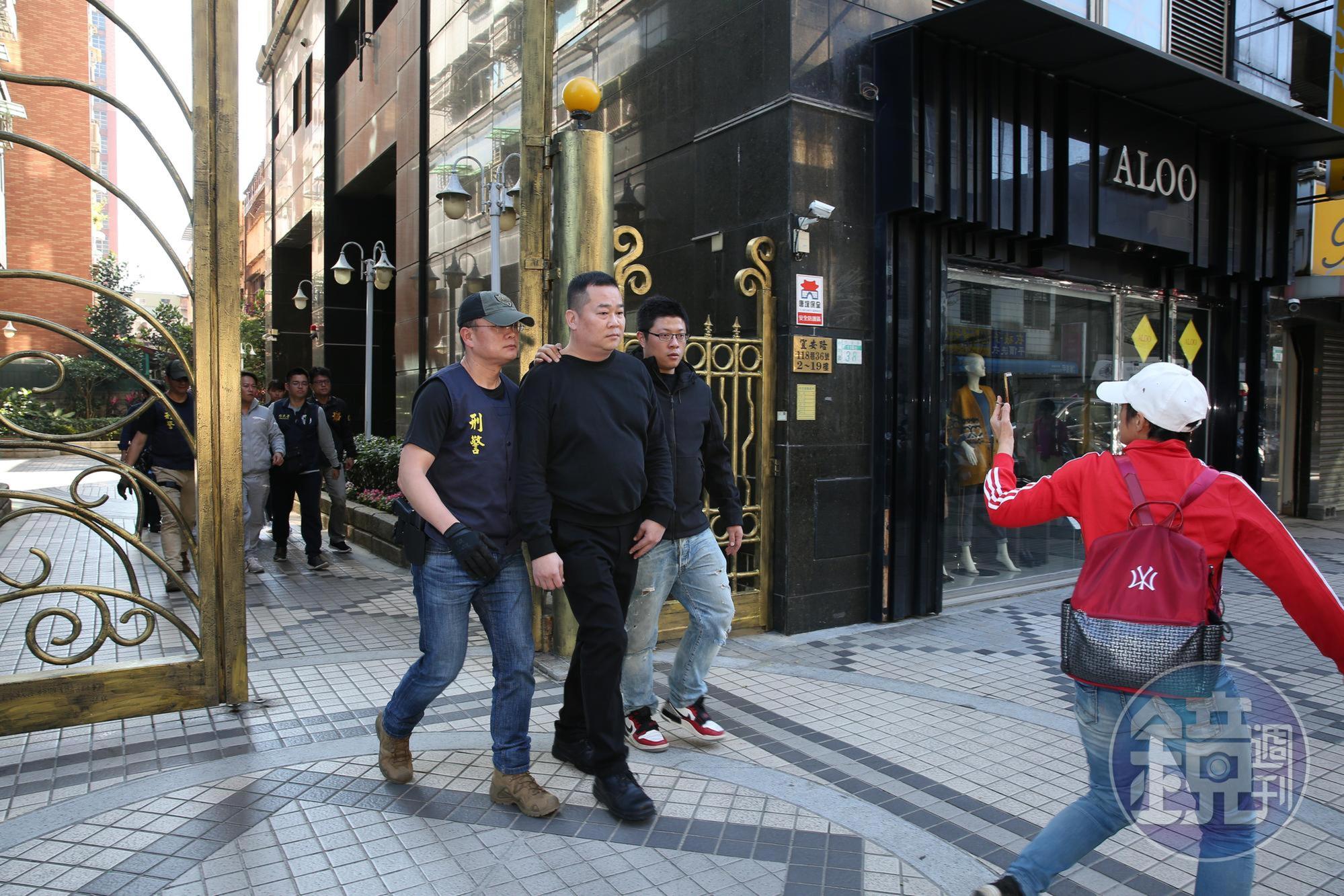 中華統一促進黨主席張安樂之子張瑋,利用旅行社非法仲介至少上千名中國統戰局官員及黨政人士來台。