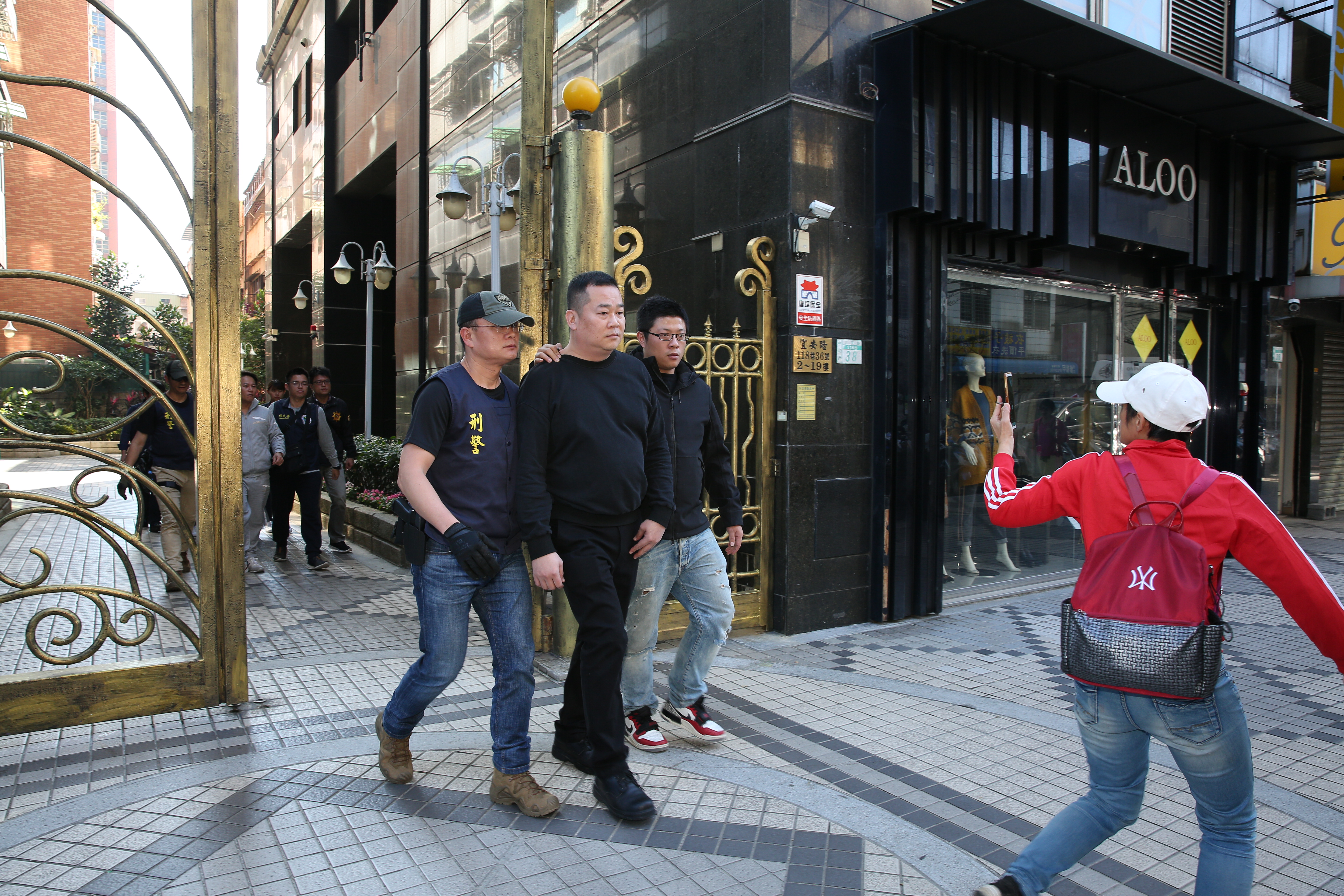 中華統一促進黨主席張安樂之子張瑋，利用旅行社非法仲介至少上千名中國統戰局官員及黨政人士來台。