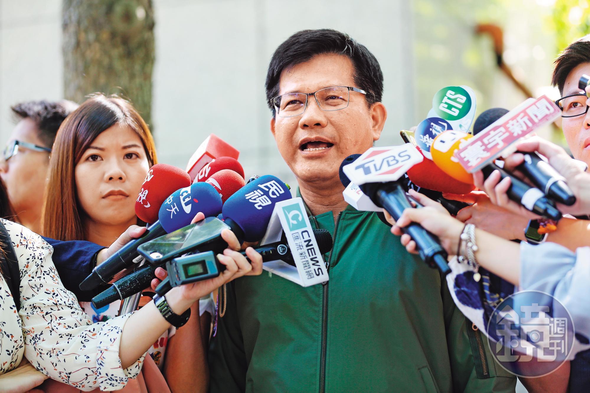 交通部長林佳龍說,遠航短期內仍停飛。