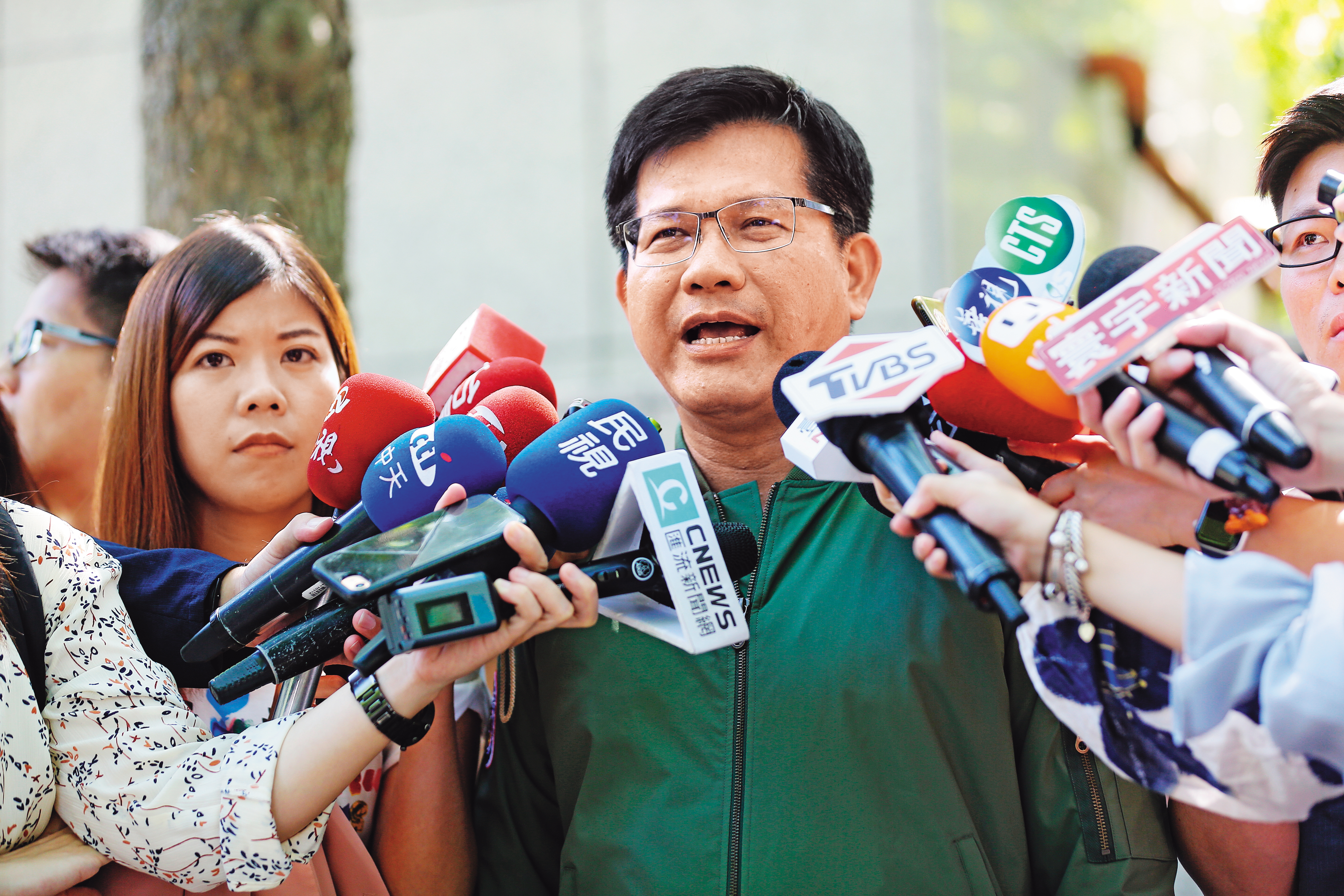 交通部長林佳龍說,遠航短期內仍停飛。