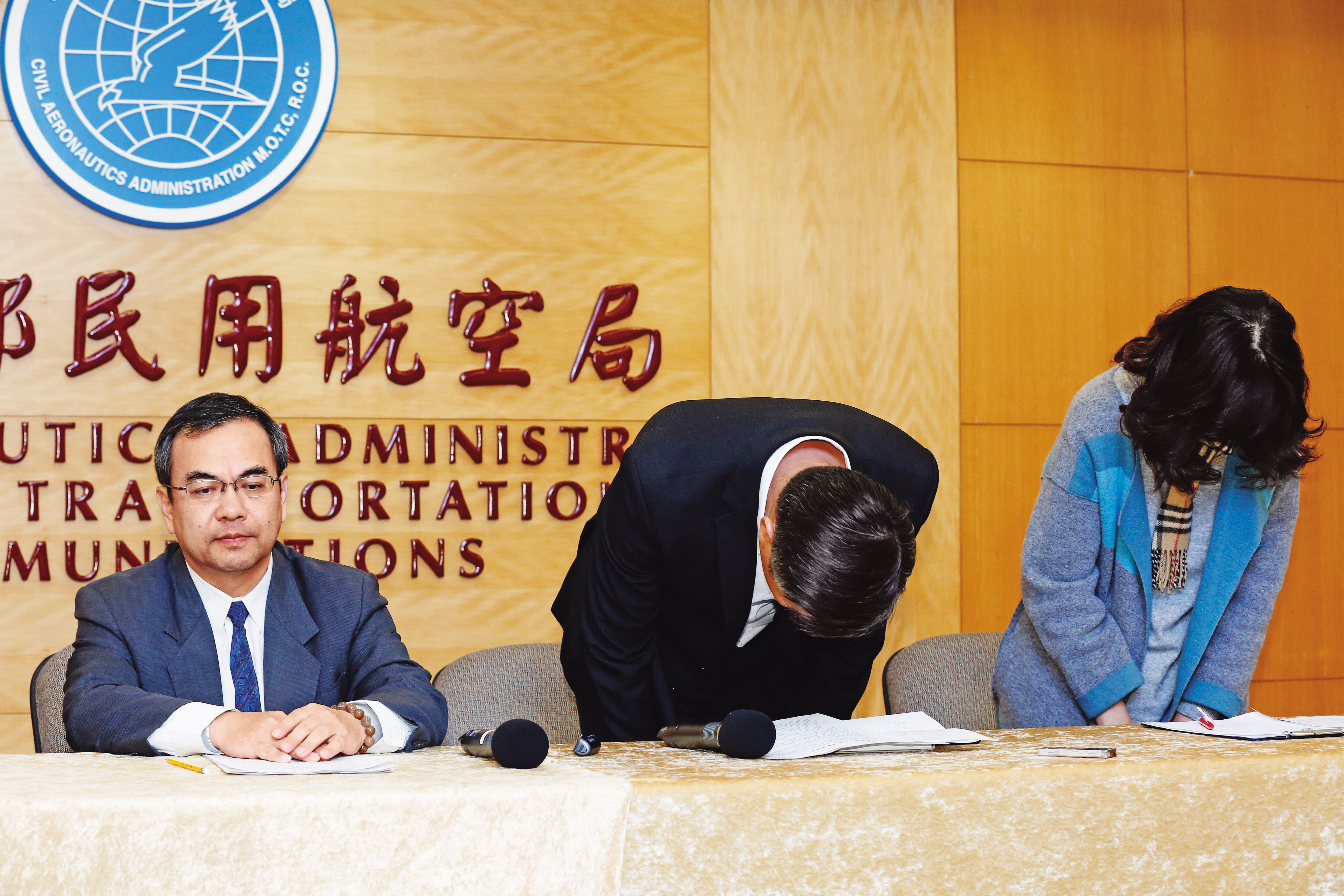 遠航跳票後內部找不到張綱維,交通部民航局押著遠航副總黃育祺(中)、盧紀融(右)出面道歉。