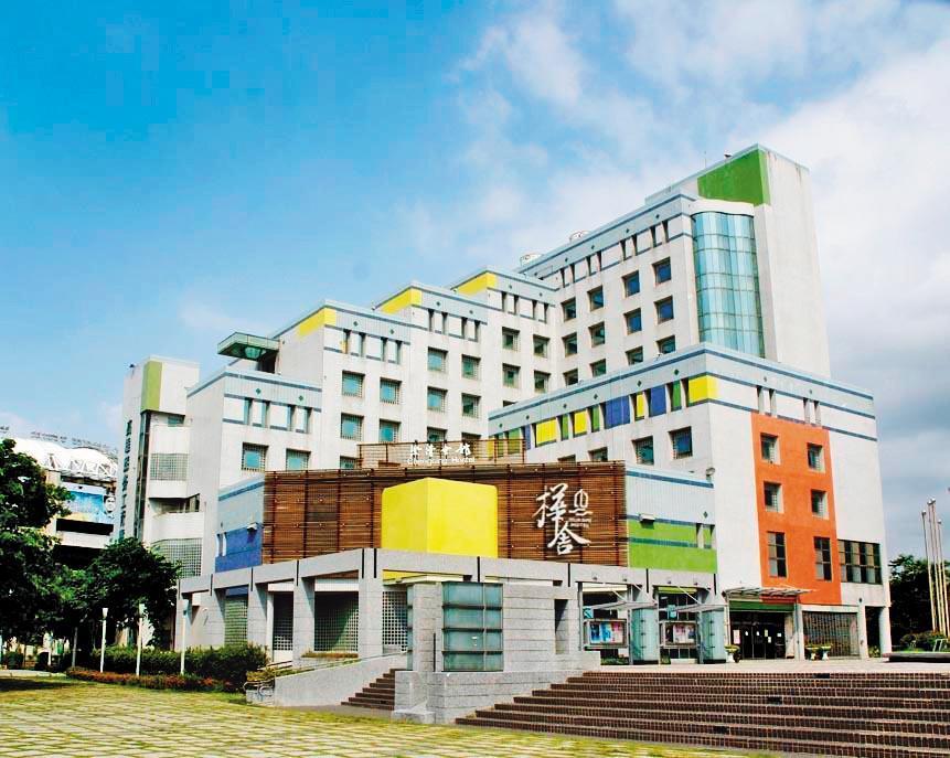 張綱維旗下的樺舍商旅高雄館年底也將歇業。(翻攝自Booking.com)