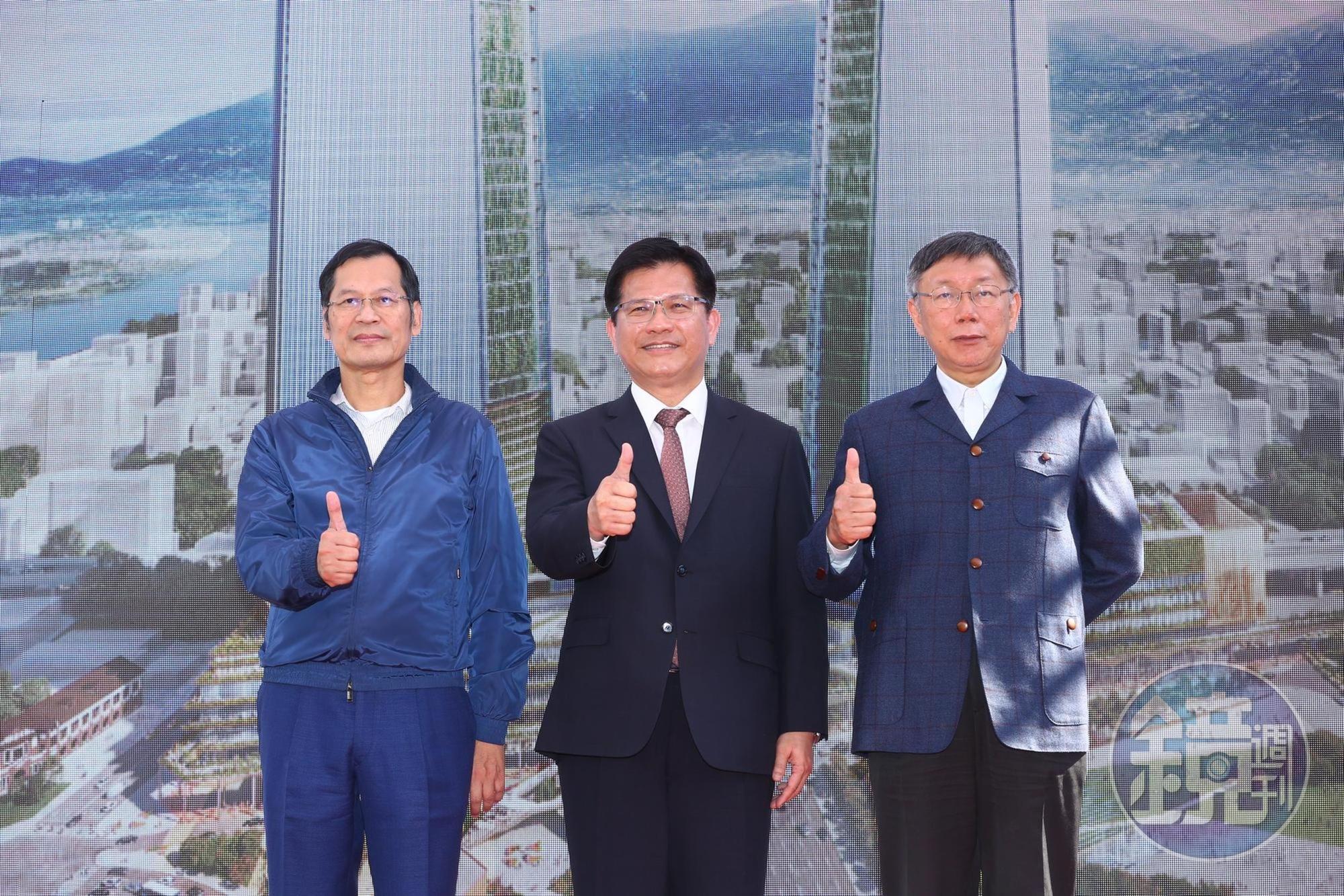 柯文哲(右)、許崑泰(左)代表台北市政府及台北雙星公司,完成雙子星案簽約。