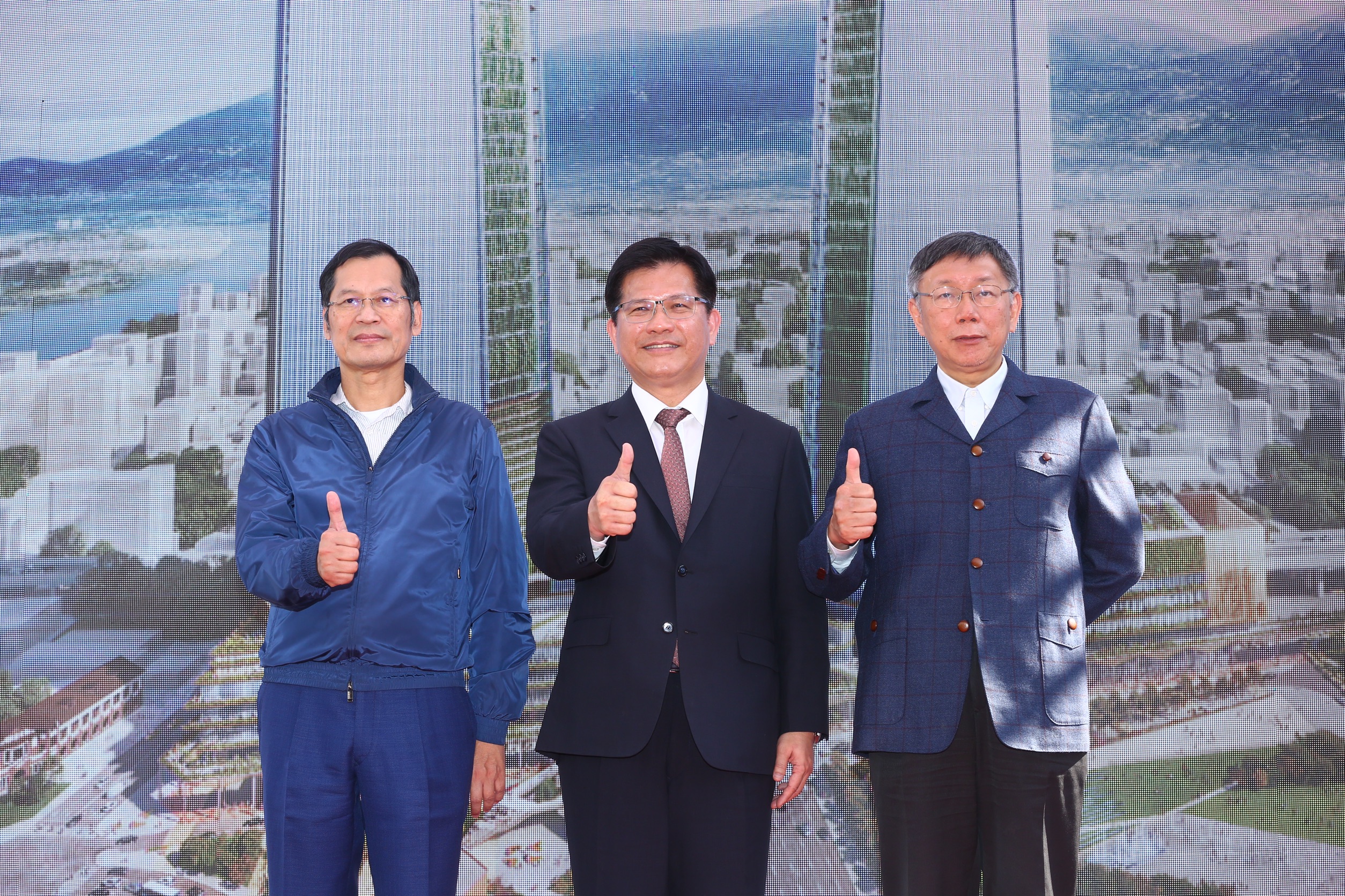 柯文哲（右）、許崑泰（左）代表台北市政府及台北雙星公司，完成雙子星案簽約。