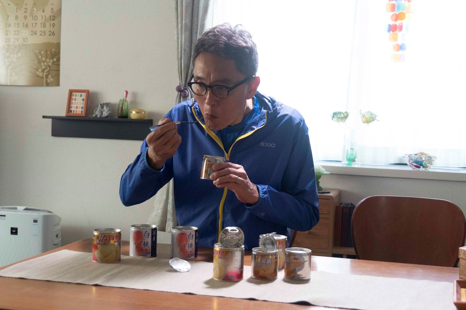 松重豐(左)在新片《添好孕》為求子嘗試各種偏方,因拍戲愛上桃子罐頭。(天馬行空提供)