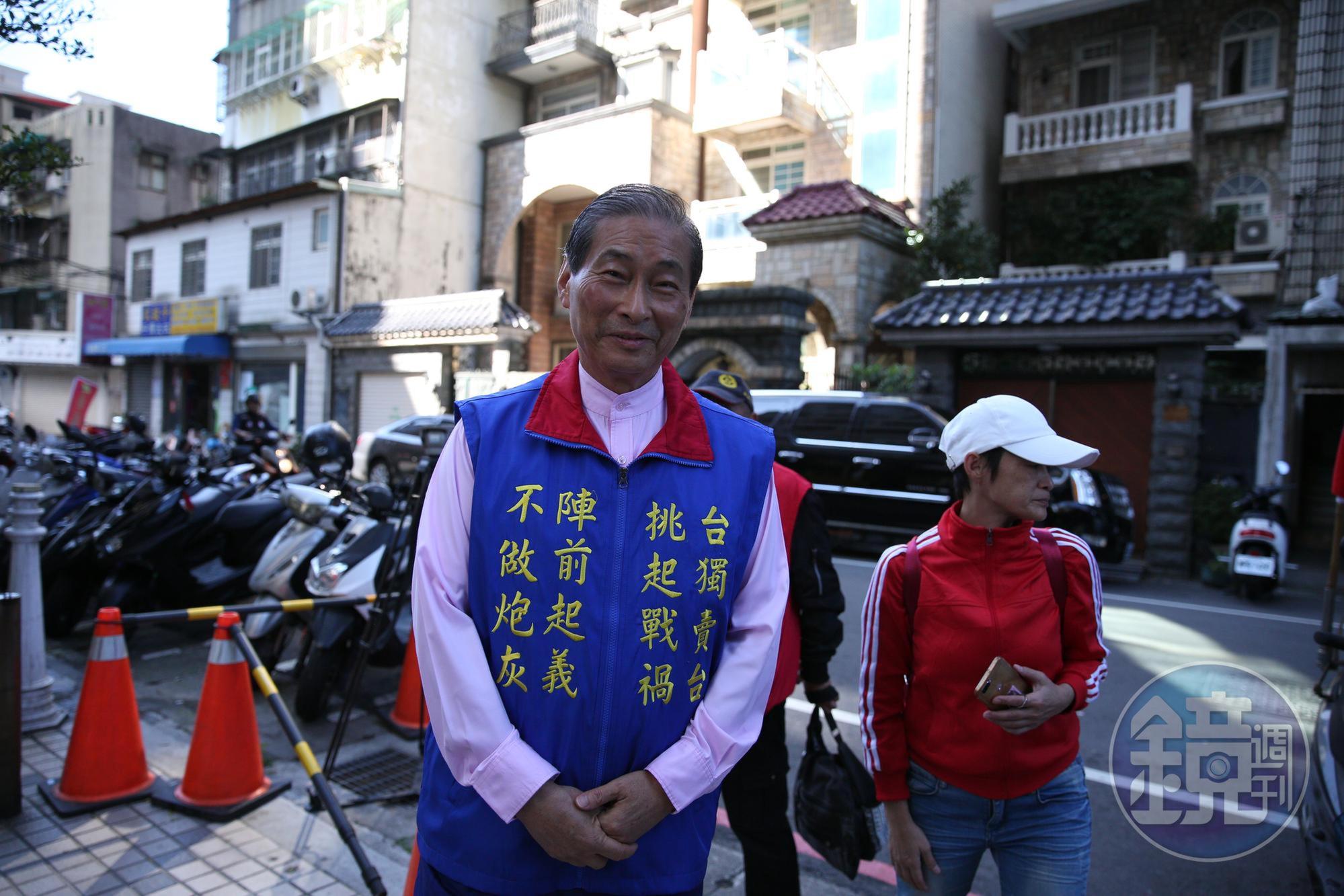 張安樂兒子經營的華夏大地旅行社遭檢調搜索，張安樂到場關注，還不忘幫韓國瑜拉票。