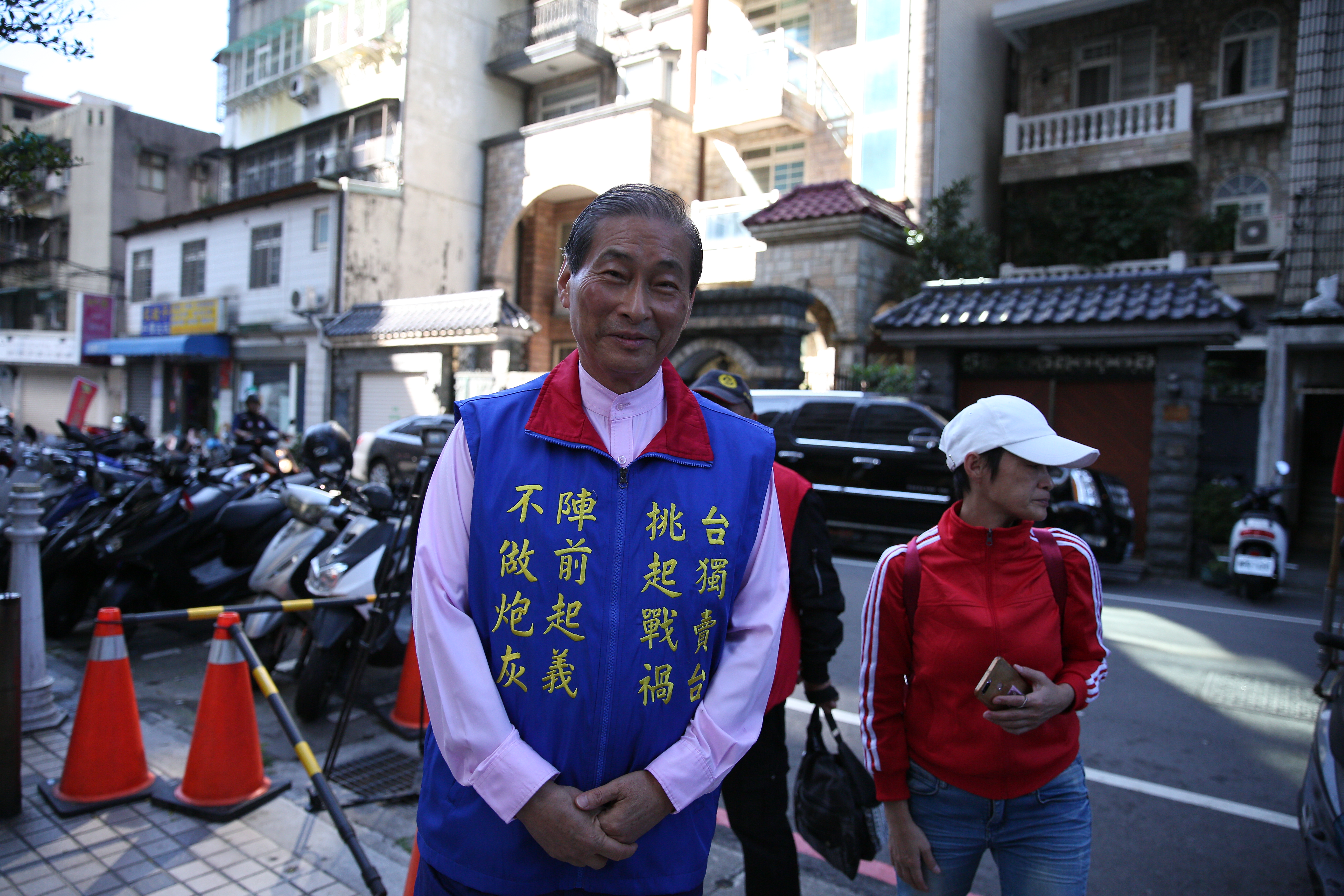 張安樂兒子經營的華夏大地旅行社遭檢調搜索，張安樂到場關注，還不忘幫韓國瑜拉票。