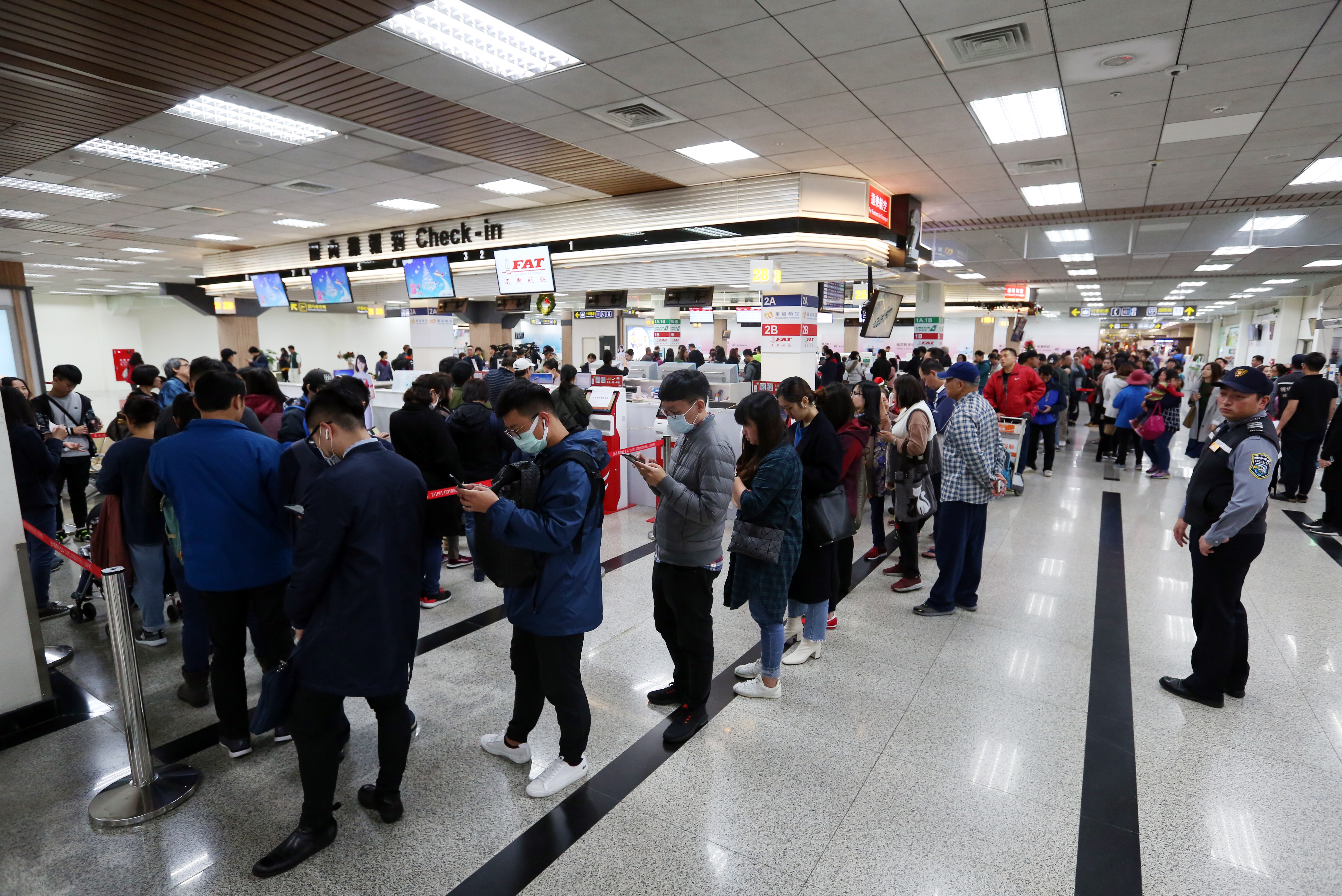 遠航無預警停飛，購票民眾大排長龍退票對遠航已信心全無。