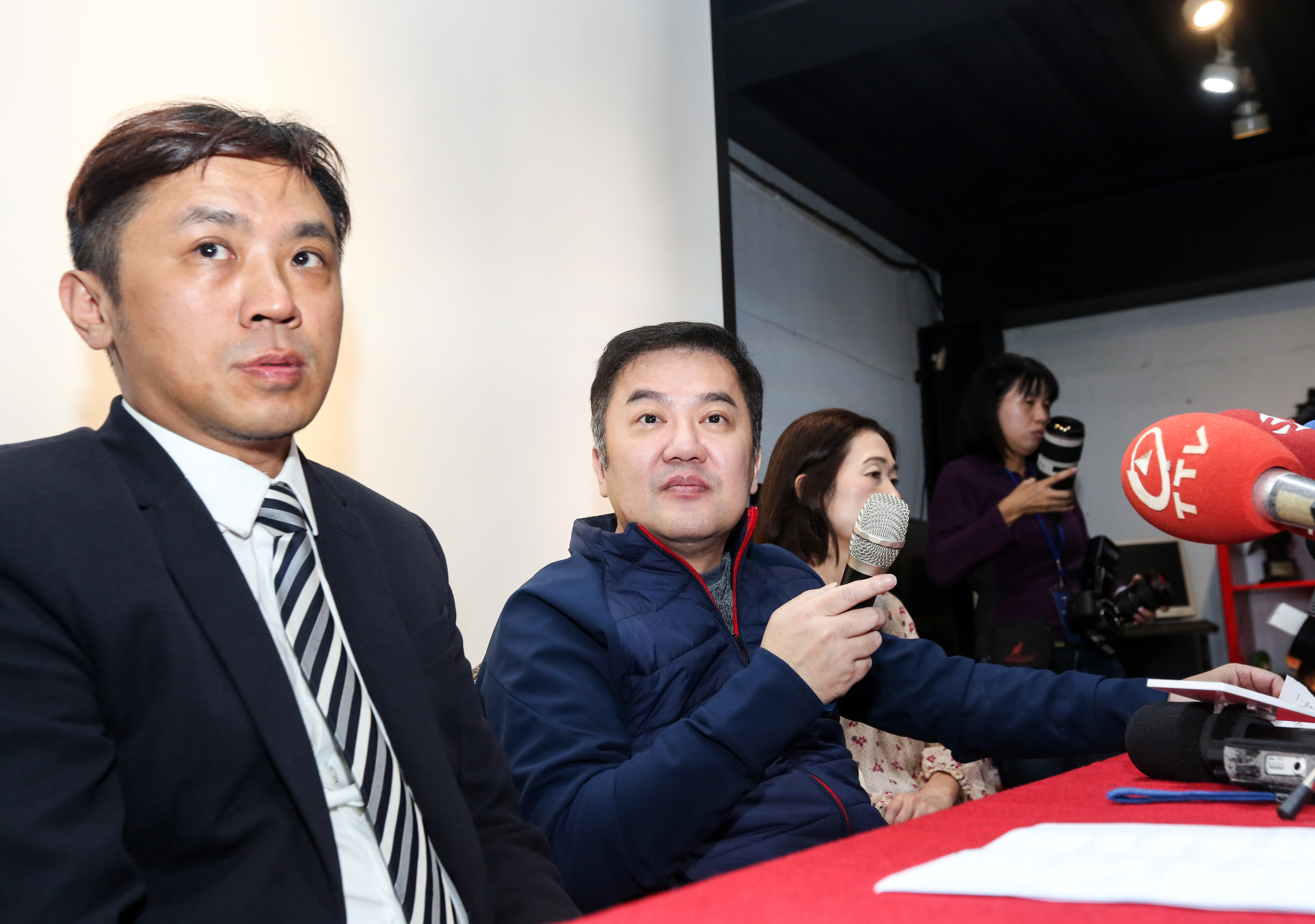 張綱維出面解釋遠航停飛，還帶了前媒體人、公益獨董陳令軒現身。