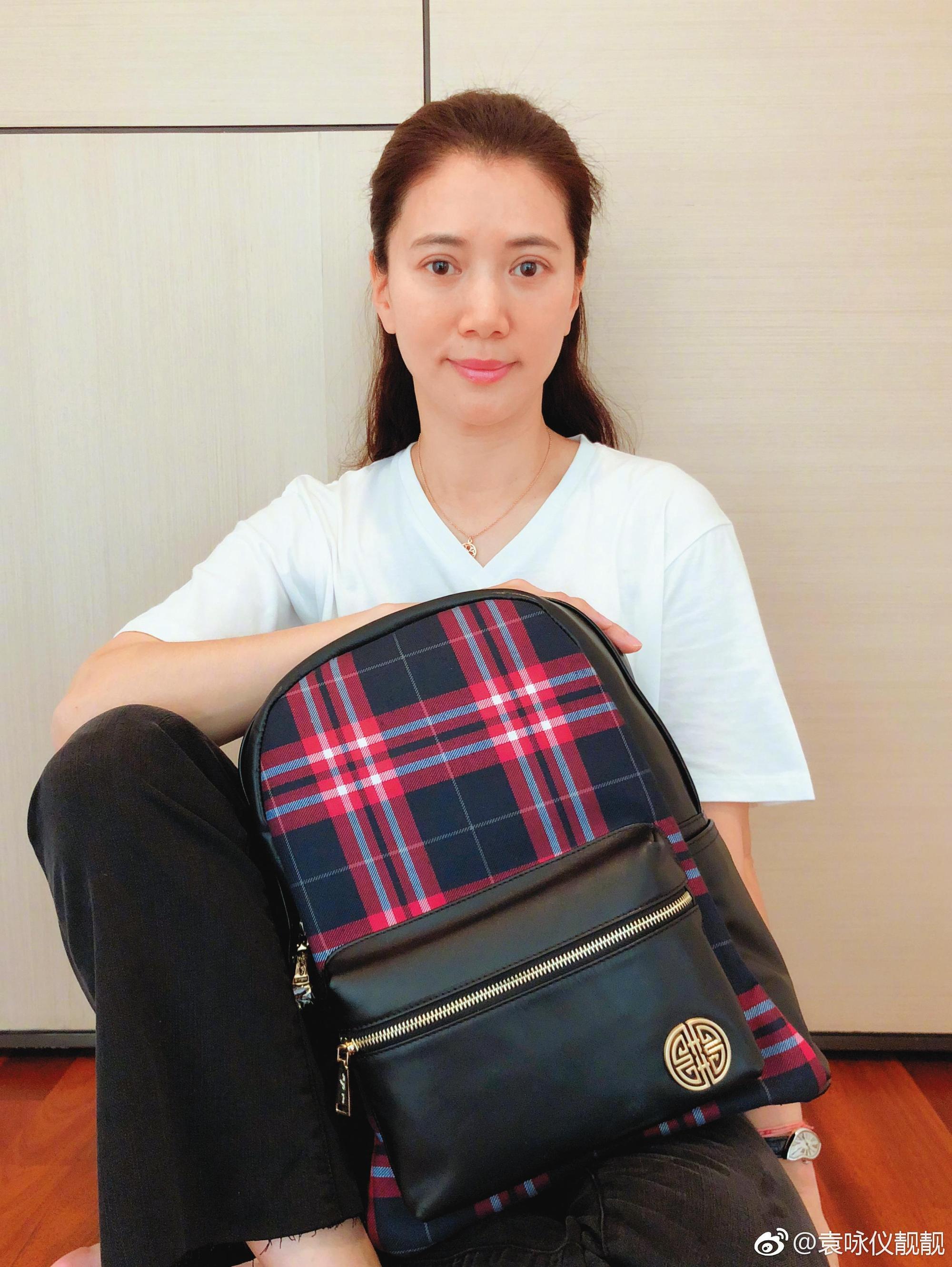 袁詠儀與港星張智霖交往多年,隨後在2001年註冊結婚但打死不認。(翻攝袁詠儀微博)