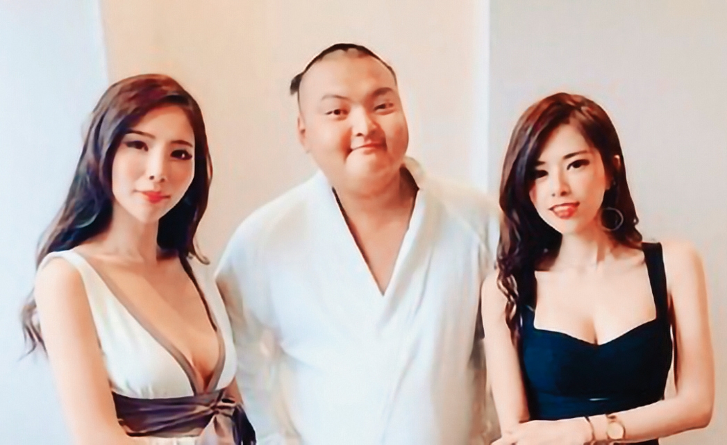 「在不瘋狂就等死」本燙（中）曾拍片說出醜男不受女生喜愛的心聲，但他拍攝豔片，和巨乳妹交歡，享受了大大豔福。（翻攝自本燙IG）