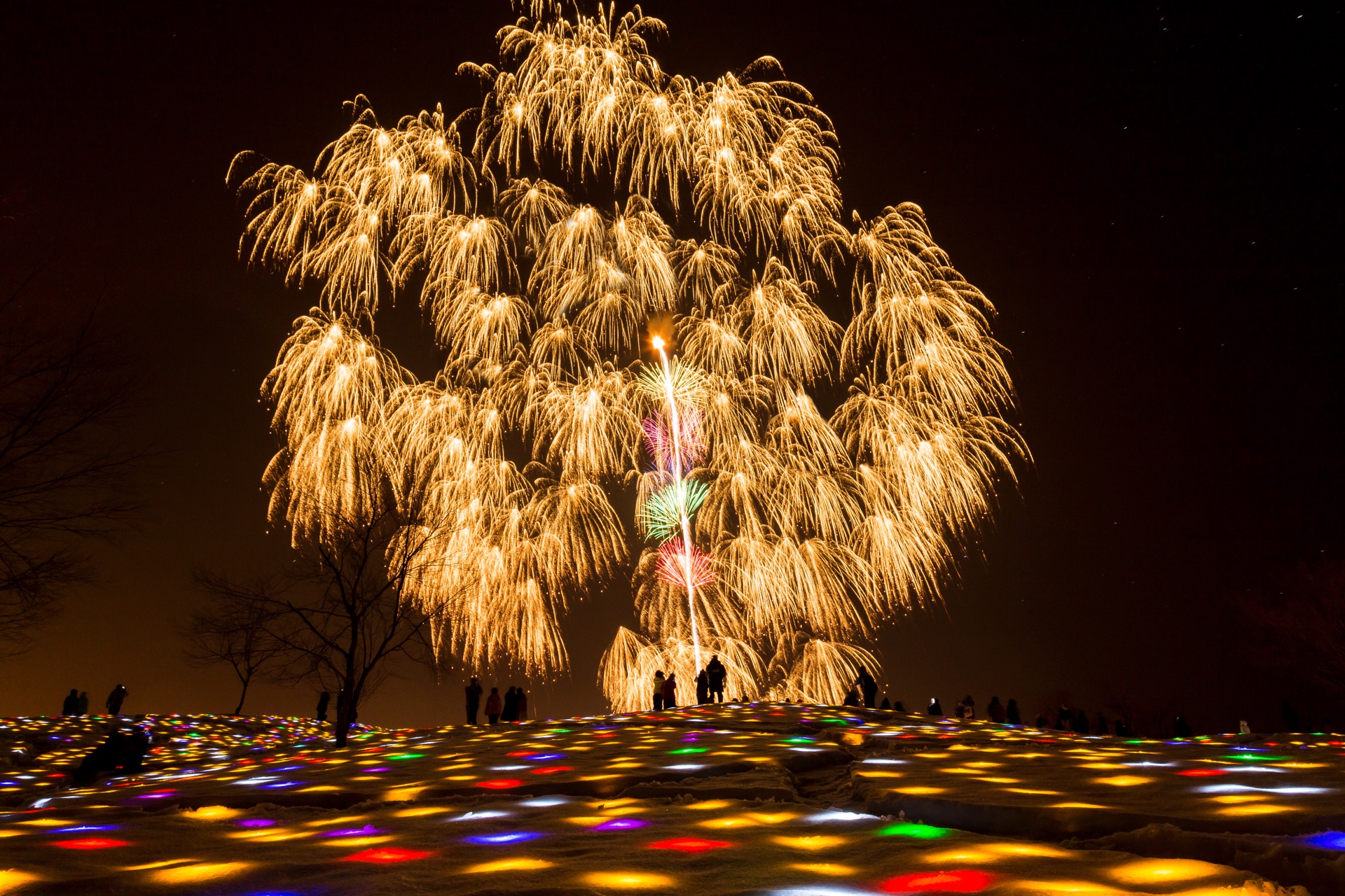 在雪原上埋入LED燈，高空中打上煙火，是新潟十日町冬季最精彩的活動「越後妻有雪花火」，預計2020年2月29日登場。（攝影：Ayumi Yanagi）